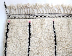 Beni Ourain Marokkanische Wolle Creme und Schwarz Rosa Punkt Atlasgebirge Teppich