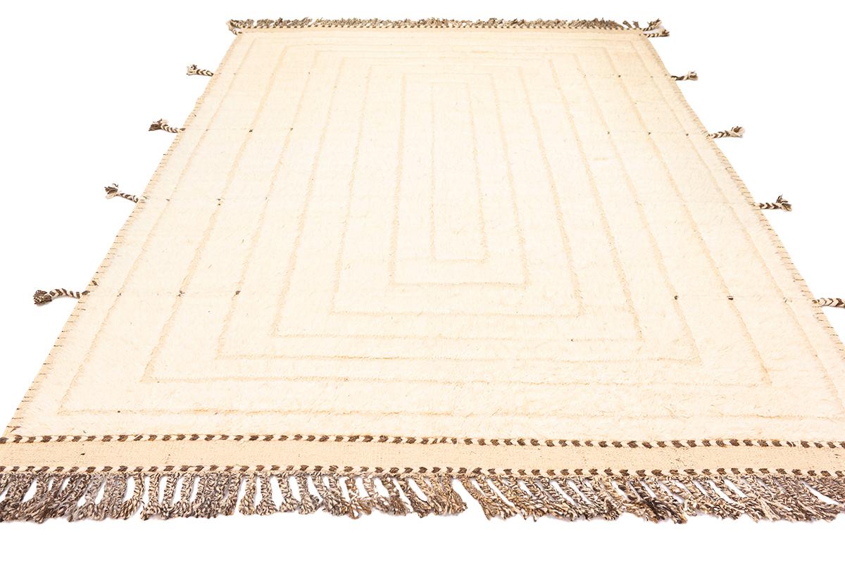 Dies ist ein exquisiter Beni Ourain-Teppich in einem bezaubernden Beige, der die Schönheit der marokkanischen Handwerkskunst zeigt. Dieses bemerkenswerte Stück zeichnet sich durch sein einzigartiges Muster und seine elegante Schlichtheit aus, was es