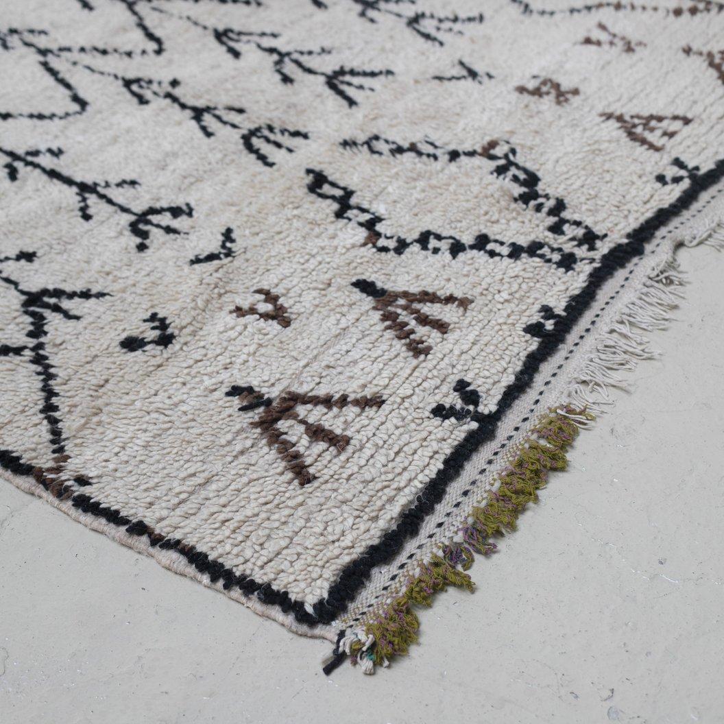 Numéro d'article 

Circa 1970 / Maroc
Taille L2650 D1310 mm 

Un tapis vintage Beni Ourain du Maroc. Les tapis d'Afrique du Nord sont encore tissés aujourd'hui, chaque région ayant ses propres caractéristiques. Les tapis vintage en bon état ont