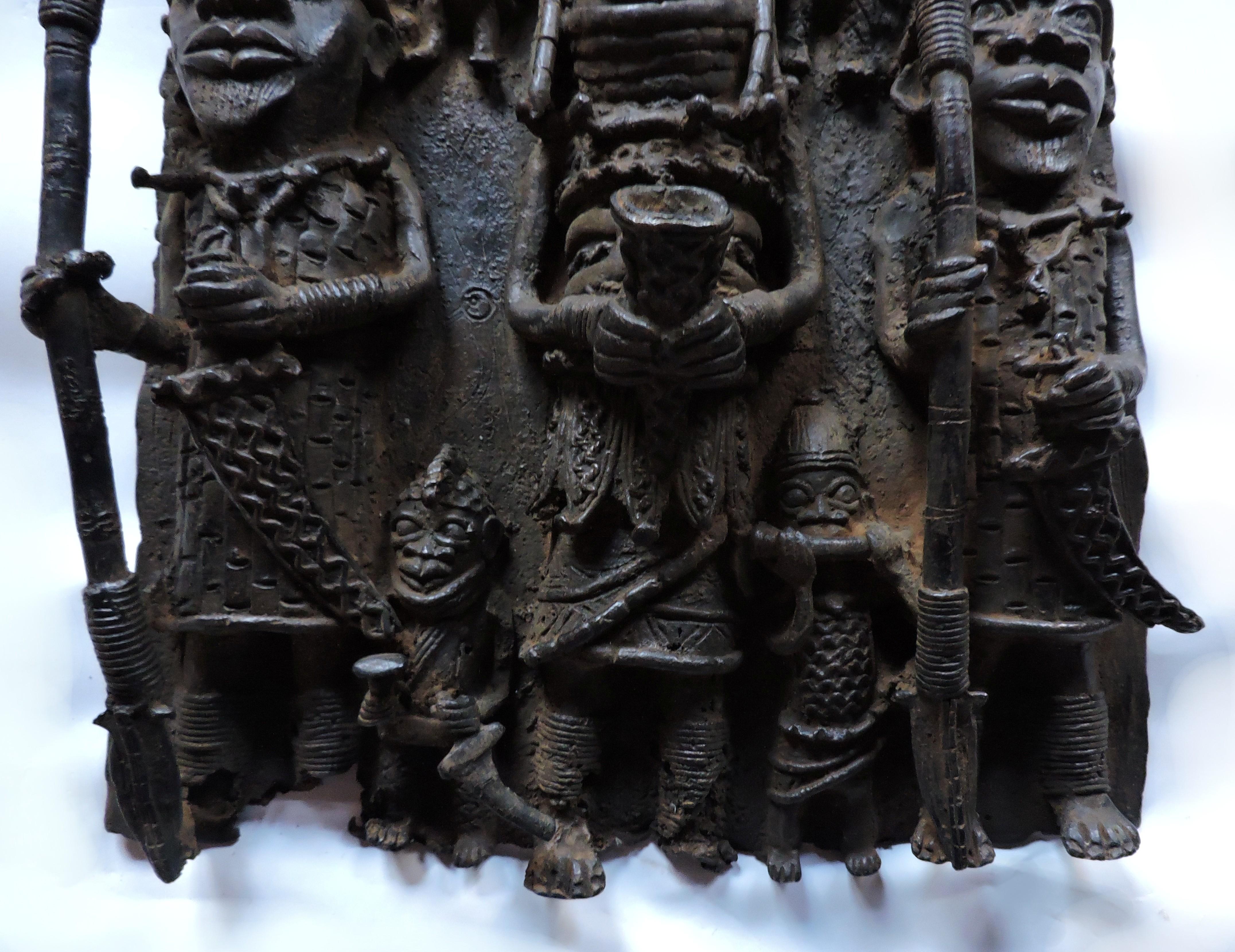 Tribal Plaque de sculpture tribal en bronze en relief d'art africain de Benin en vente