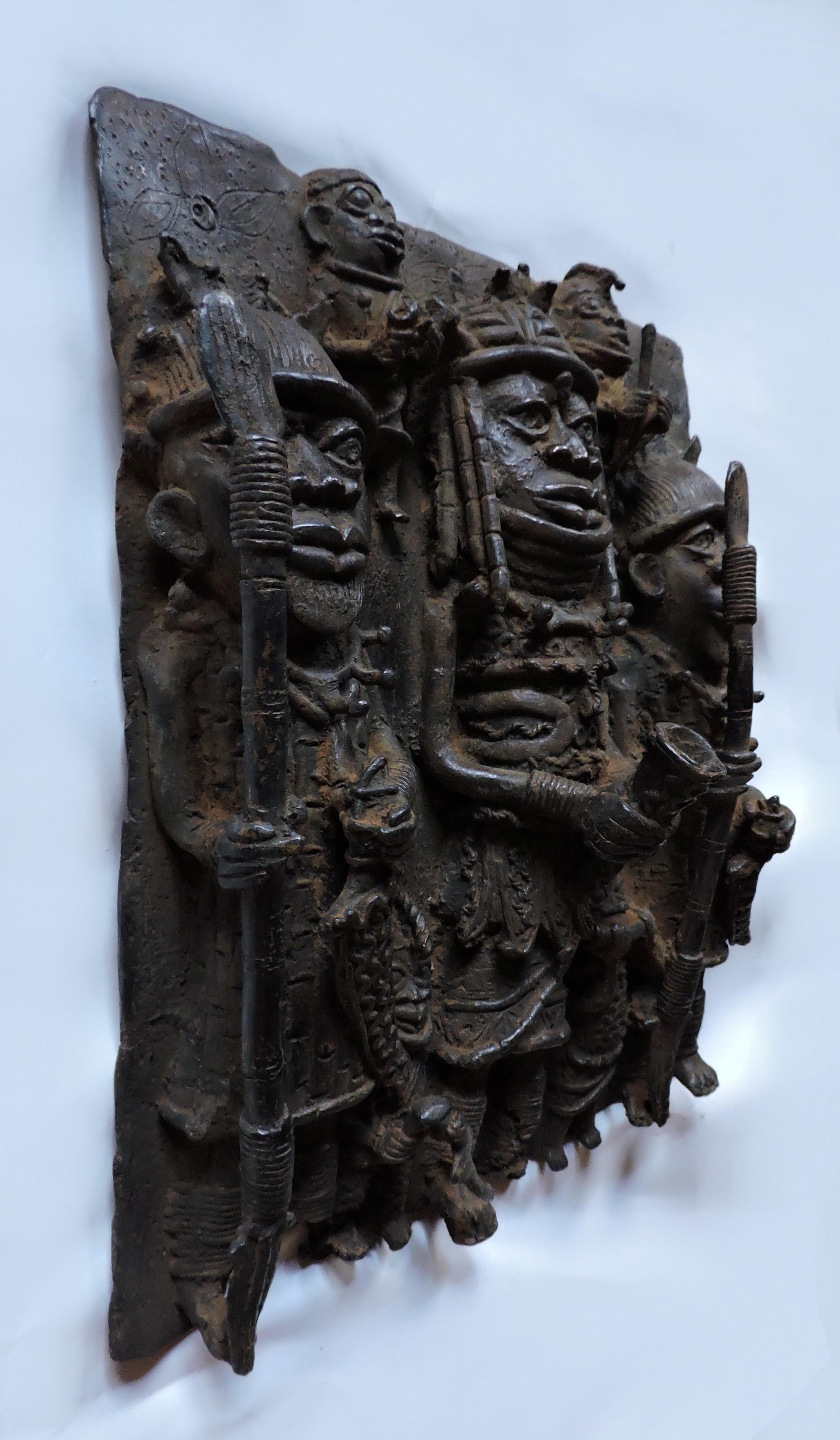 Béninois Plaque de sculpture tribal en bronze en relief d'art africain de Benin en vente