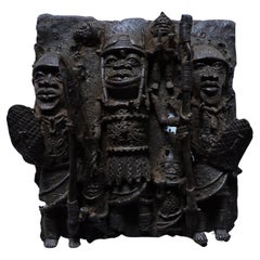 Plaque de sculpture tribal en bronze en relief d'art africain de Benin