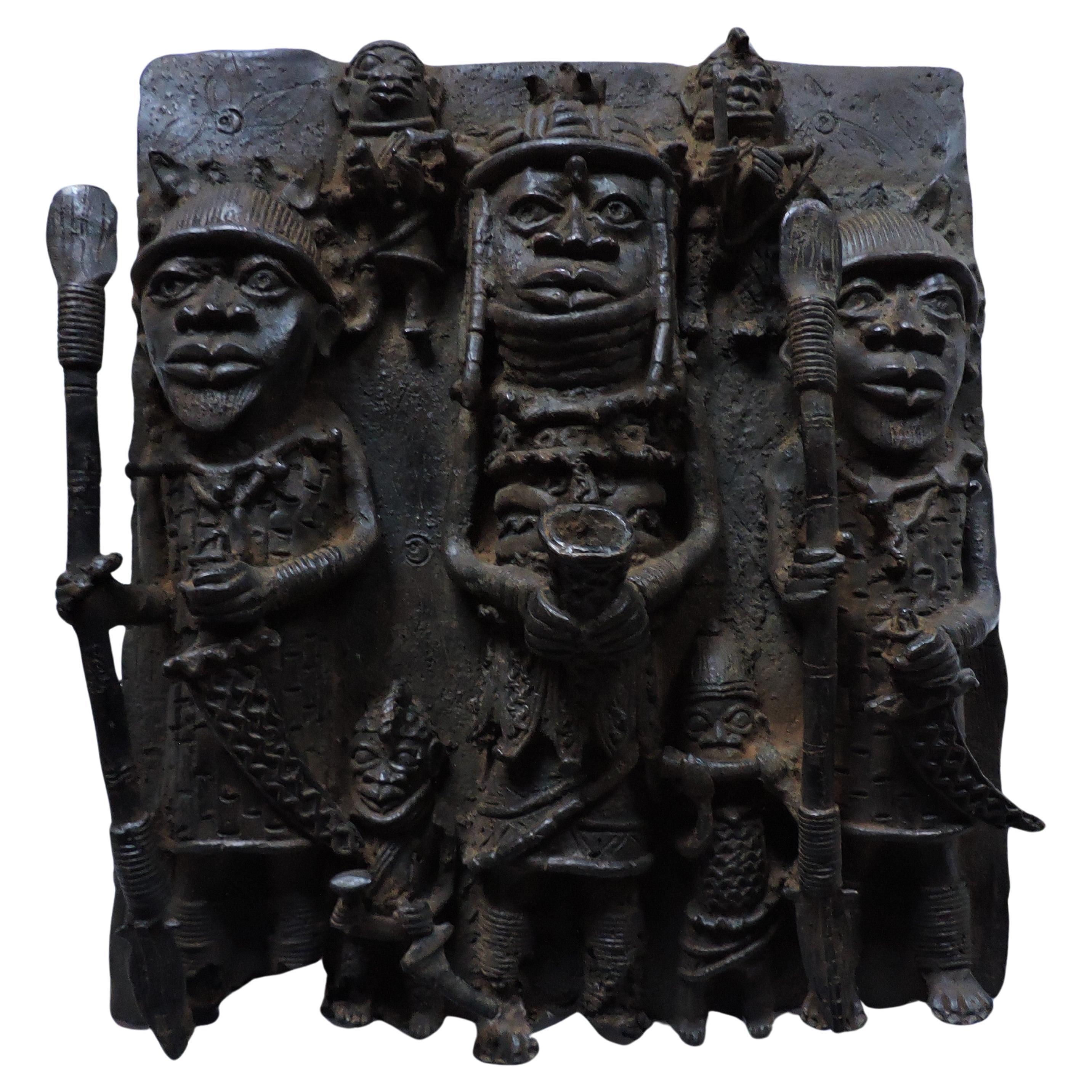 Plaque de sculpture tribal en bronze en relief d'art africain de Benin