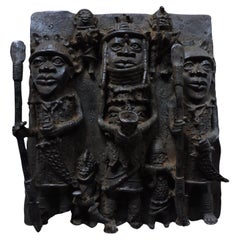 Plaque de sculpture tribal en bronze en relief d'art africain de Benin