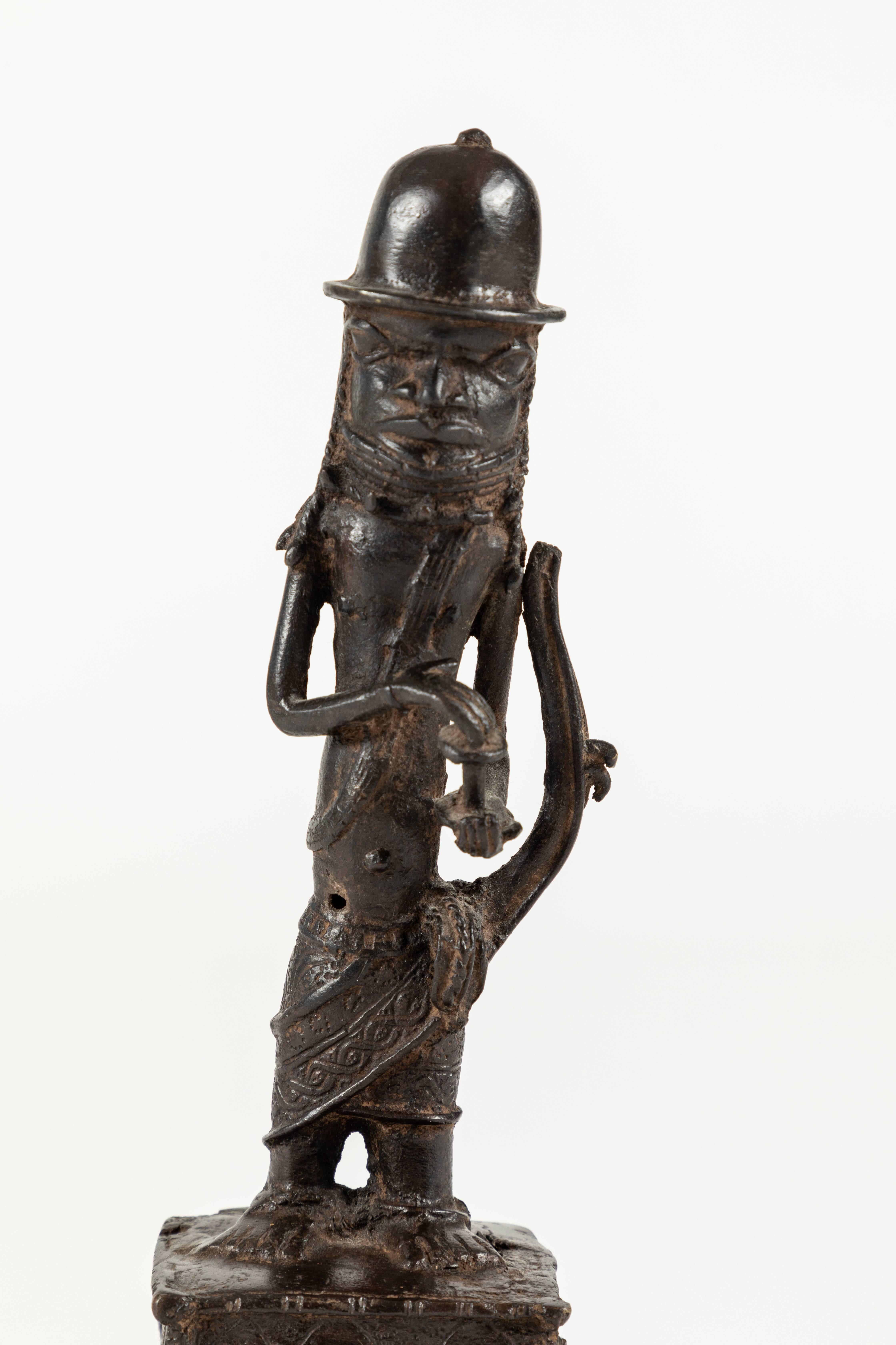 Exquise sculpture en bronze du Bénin en forme de cloche représentant un Oba. Oba se traduit par 