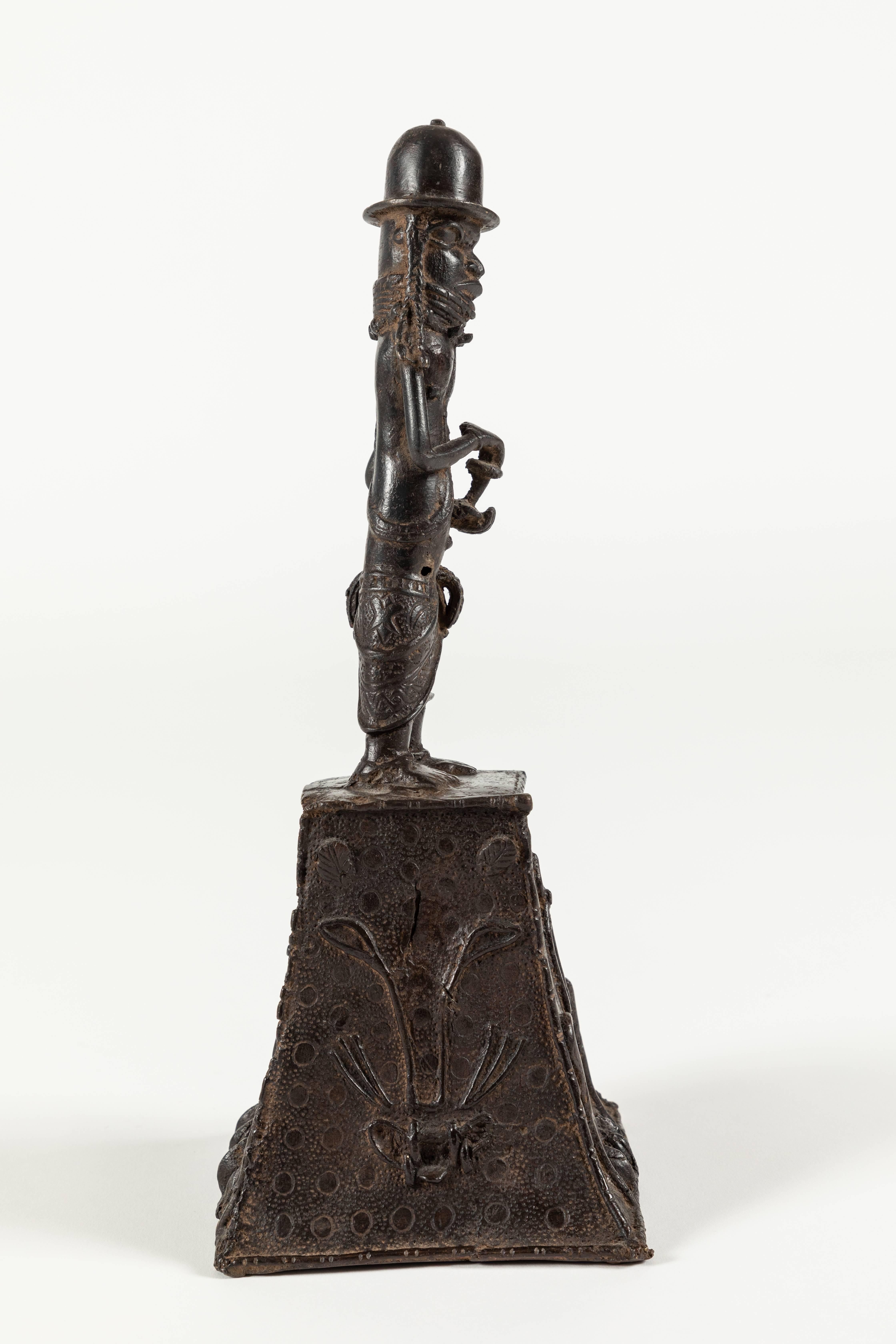 Nigérian Sculpture de cloche en bronze représentant un Oba en vente