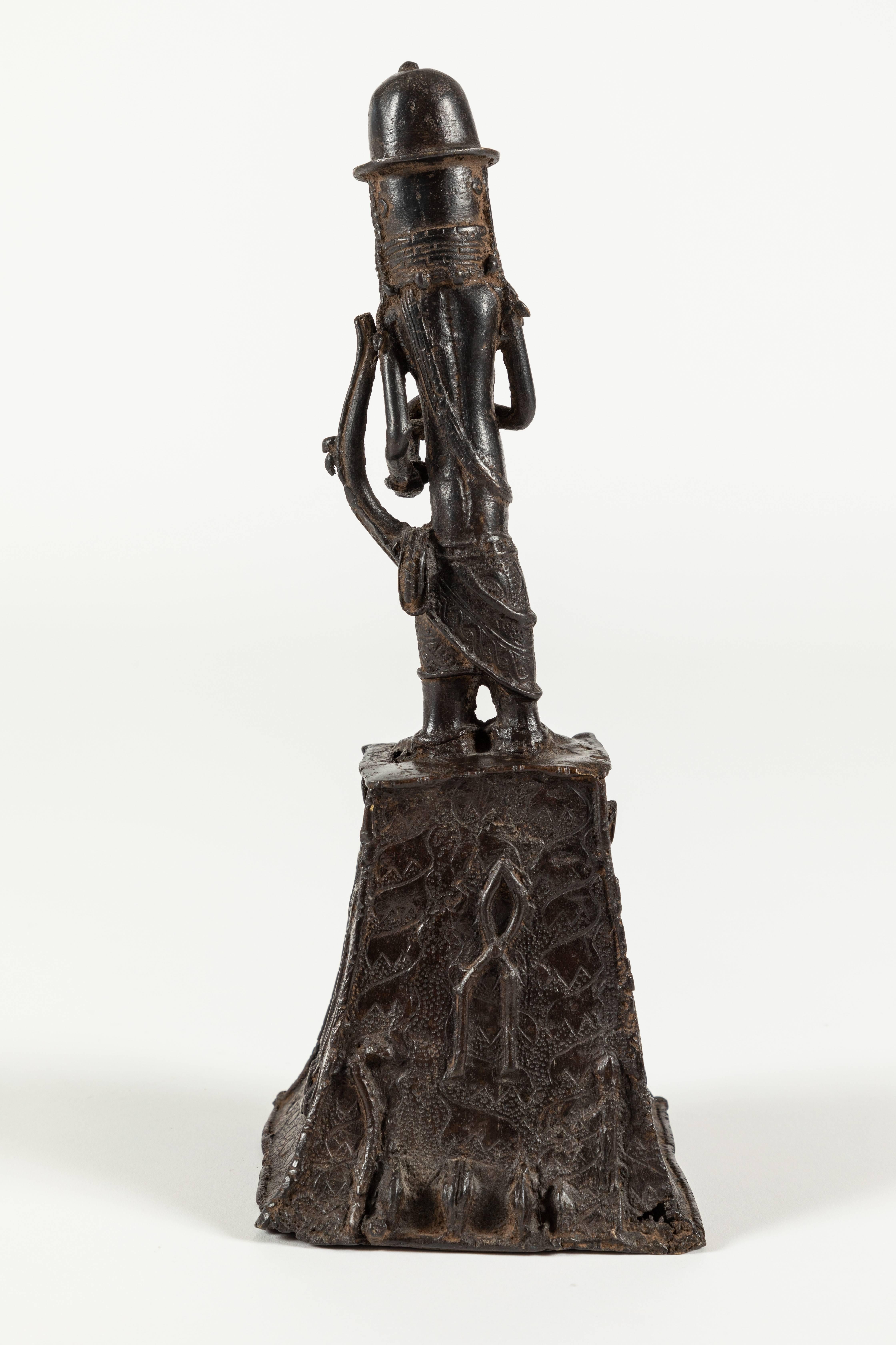 Moulage Sculpture de cloche en bronze représentant un Oba en vente