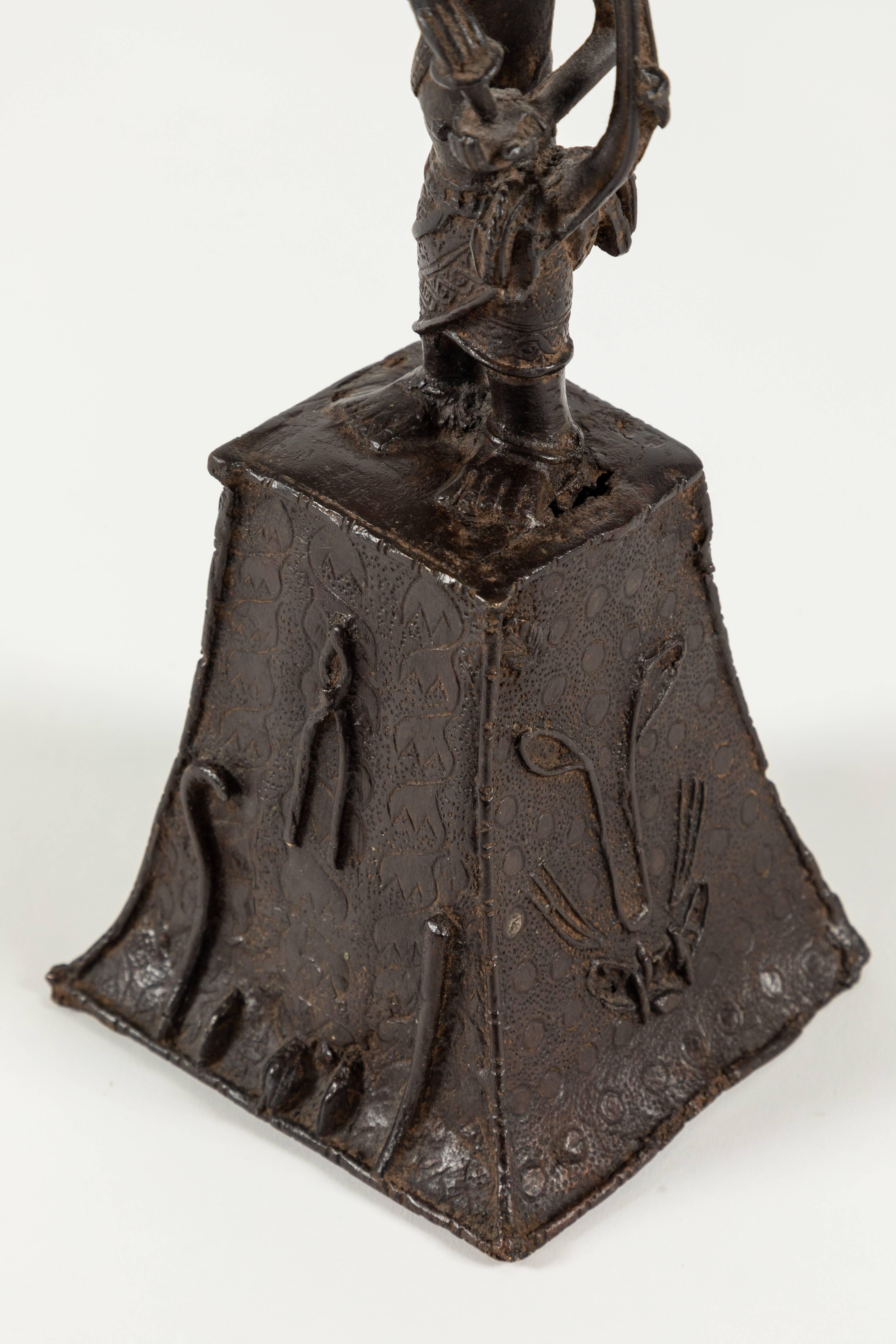 Scultura di campana in bronzo del Benin raffigurante un Oba In condizioni buone in vendita a Palm Desert, CA