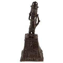 Sculpture de cloche en bronze représentant un Oba