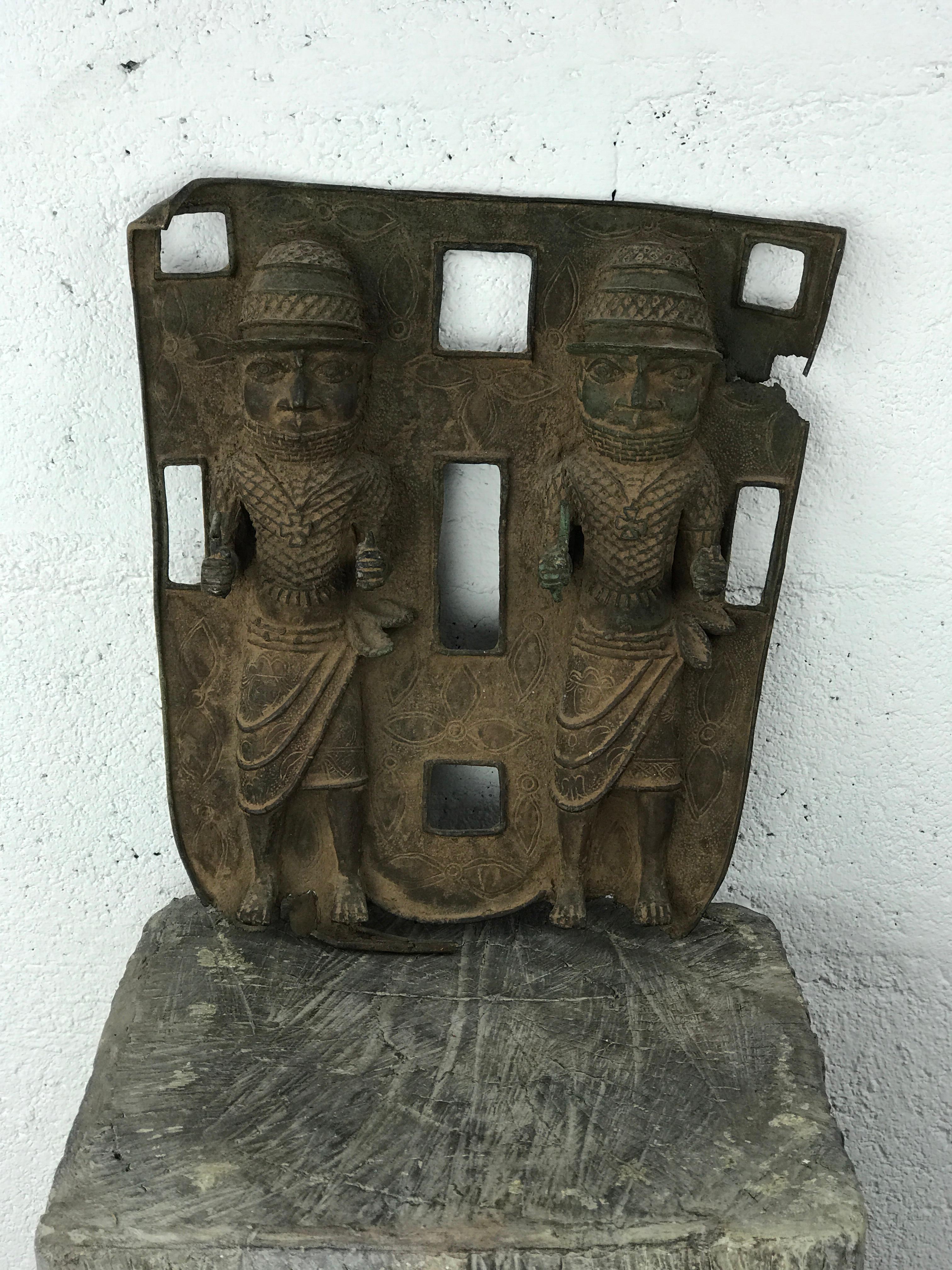 Tribale Placca in rilievo in bronzo del Benin con due guerrieri - Nigeria, fine XIX/inizio XX secolo in vendita