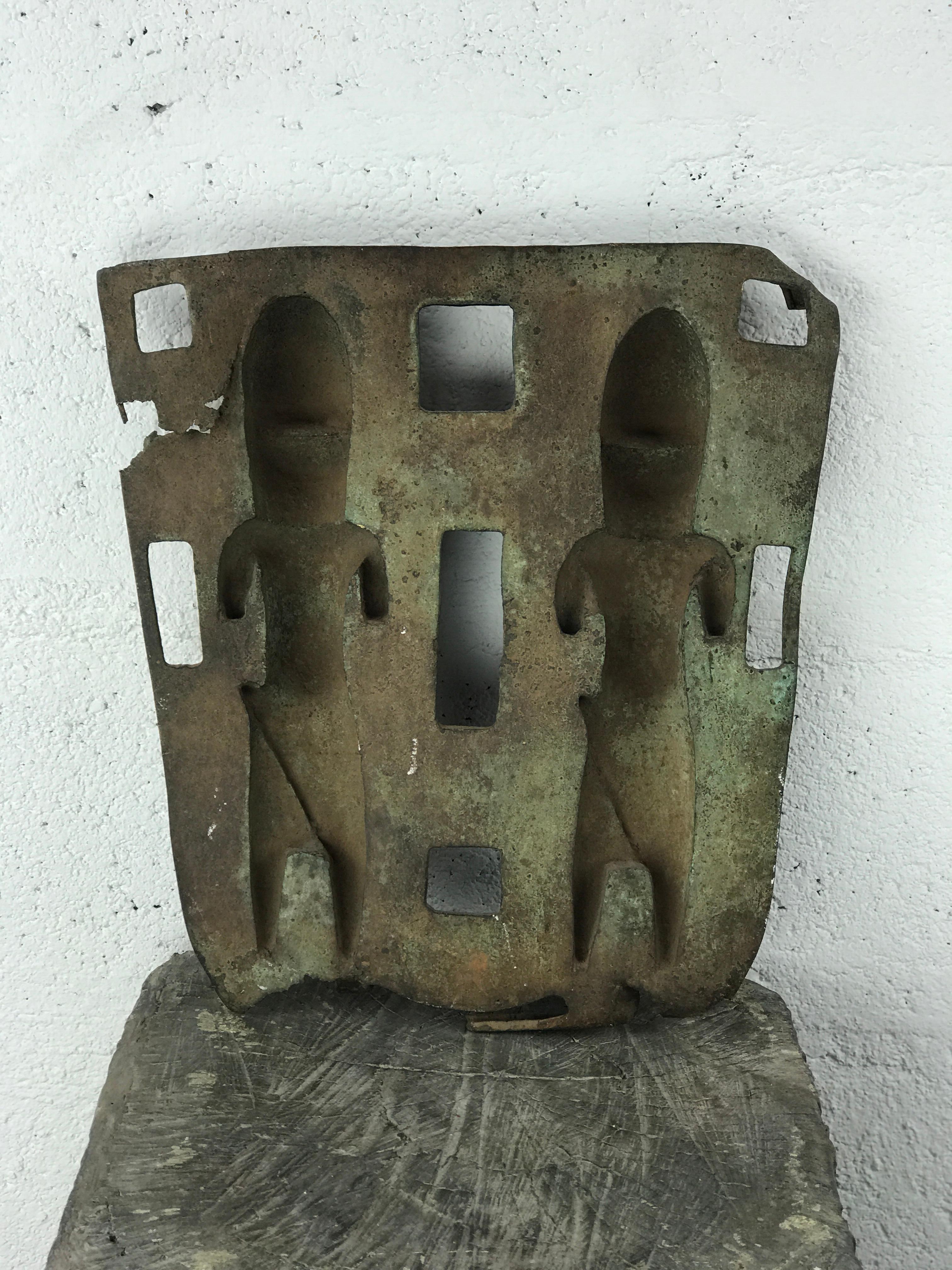 Beninese Placca in rilievo in bronzo del Benin con due guerrieri - Nigeria, fine XIX/inizio XX secolo in vendita