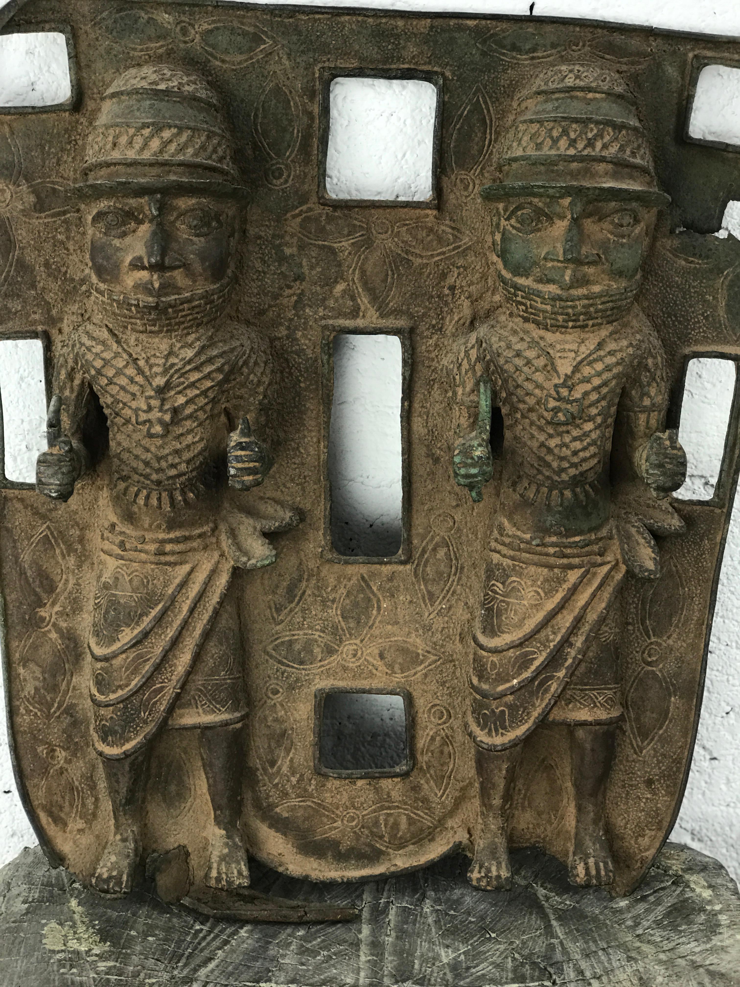 Calco Placca in rilievo in bronzo del Benin con due guerrieri - Nigeria, fine XIX/inizio XX secolo in vendita