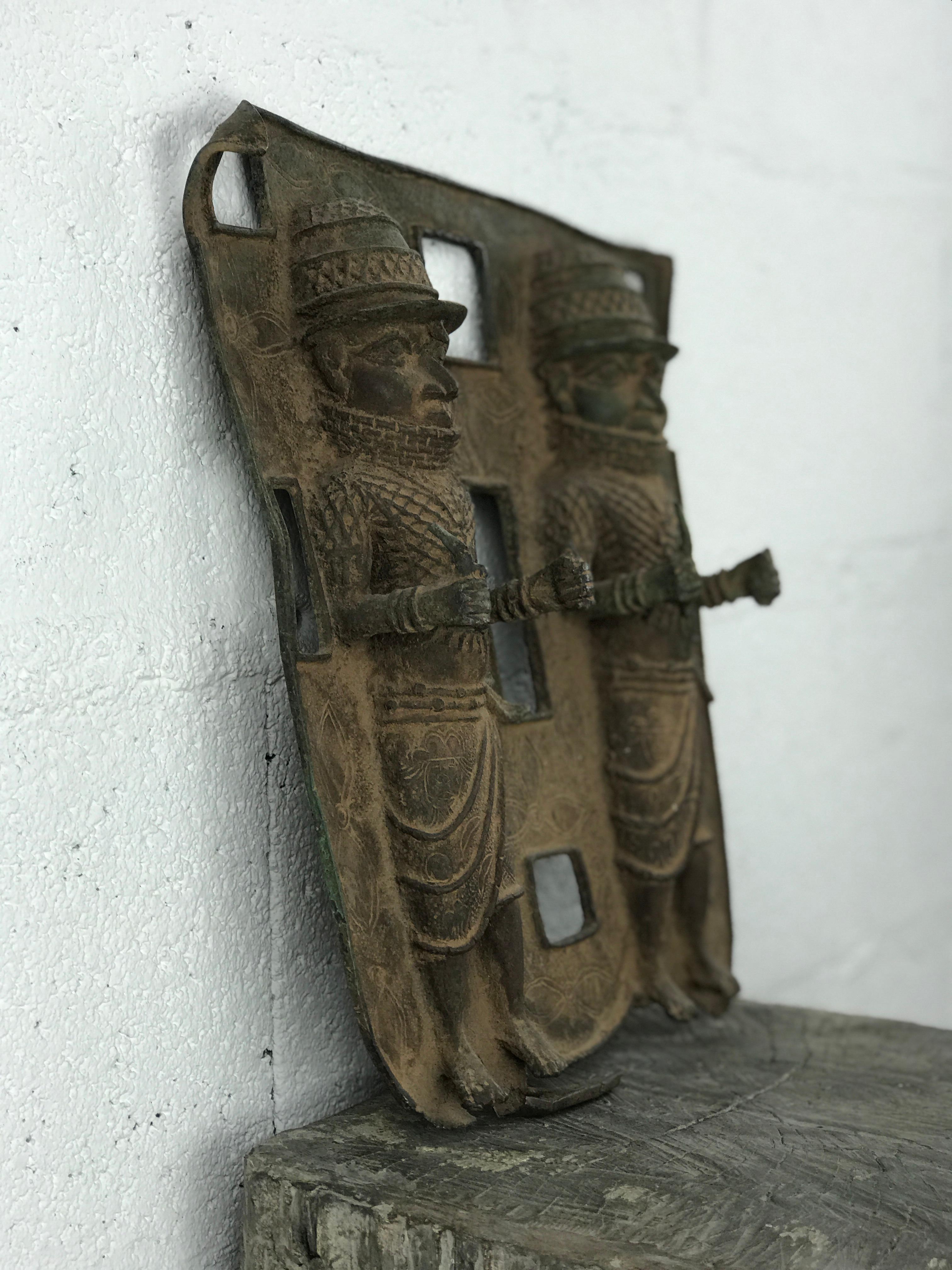 Placca in rilievo in bronzo del Benin con due guerrieri - Nigeria, fine XIX/inizio XX secolo In condizioni buone in vendita a PARIS, FR