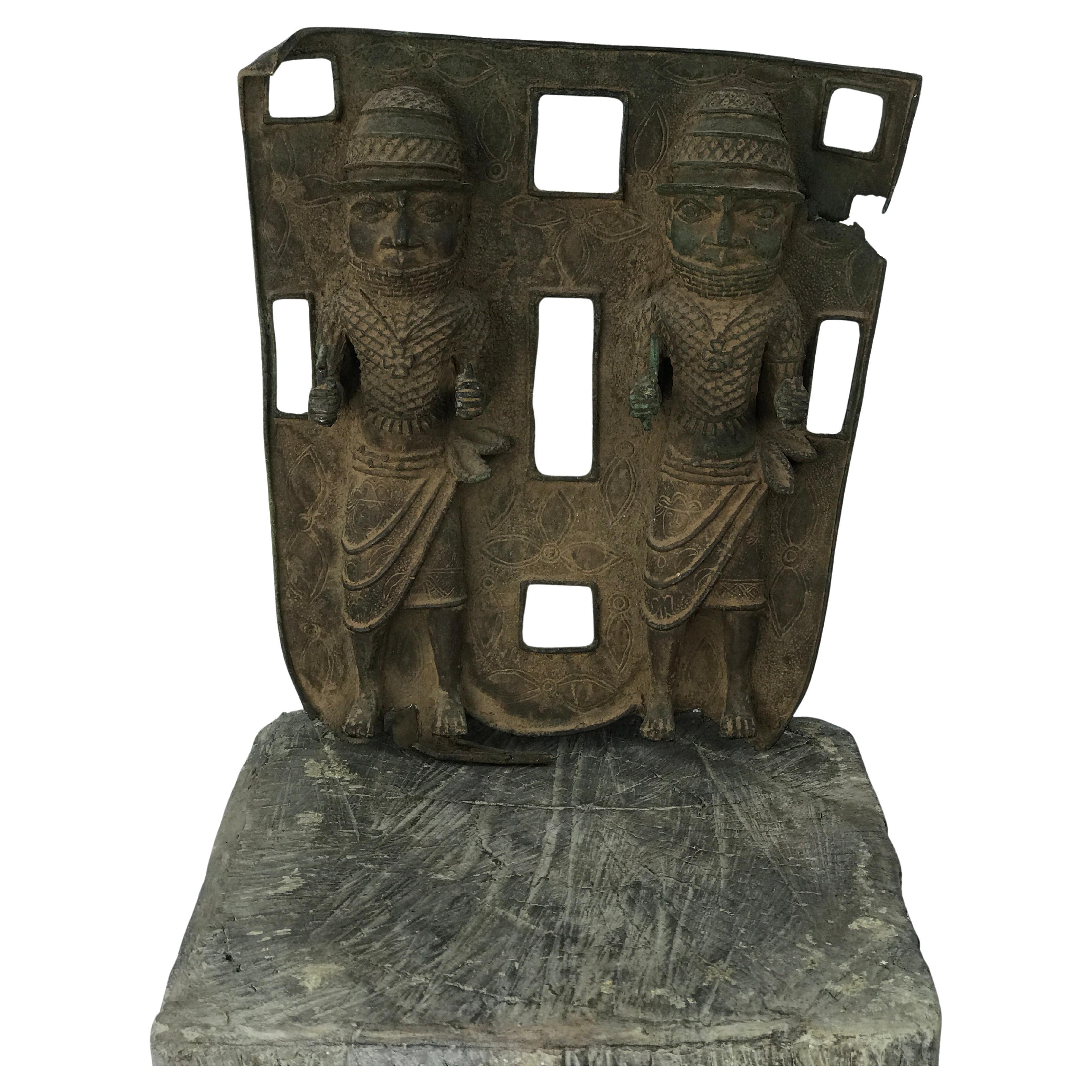 Placca in rilievo in bronzo del Benin con due guerrieri - Nigeria, fine XIX/inizio XX secolo in vendita