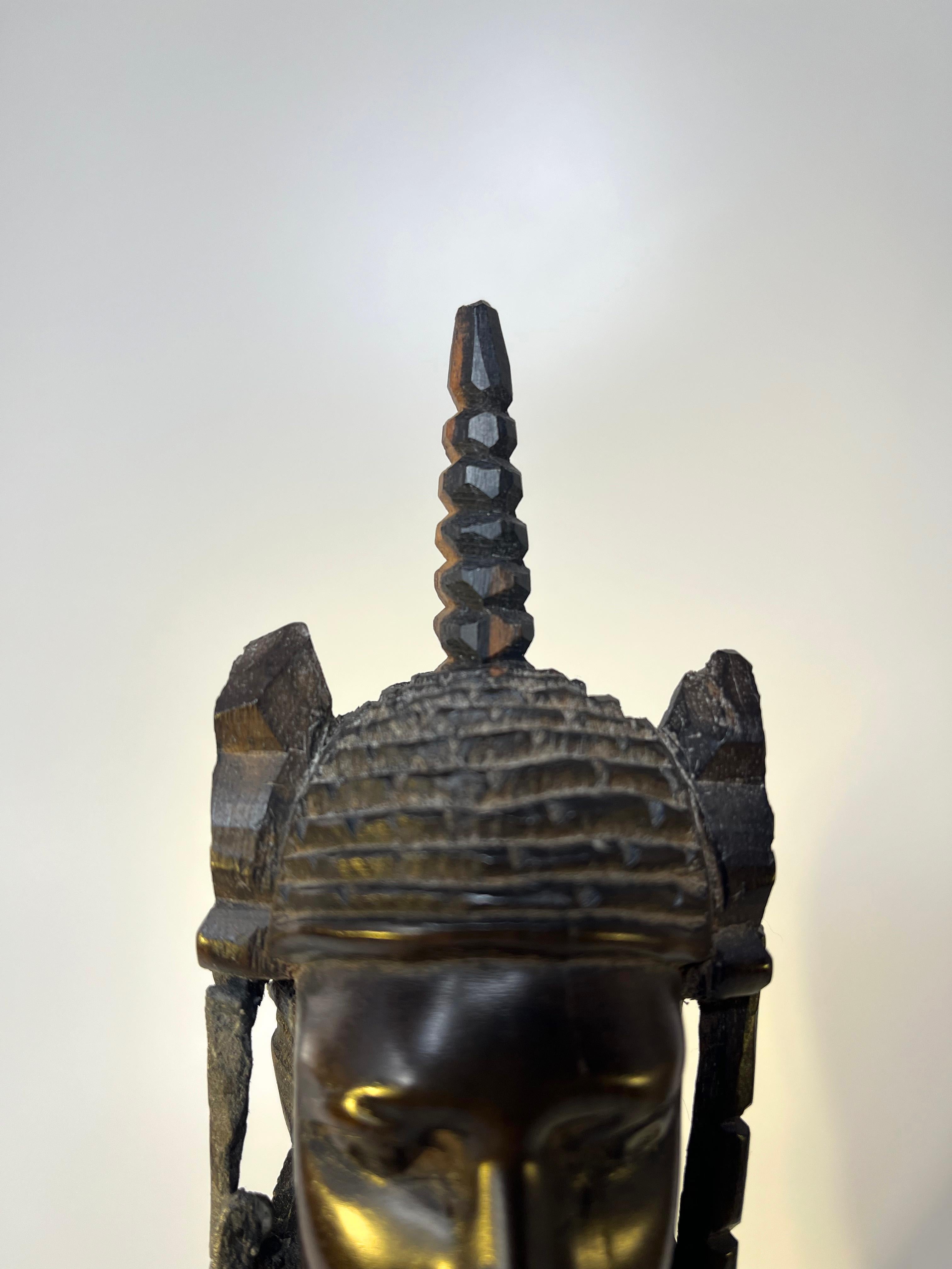 20ième siècle Paire de statuettes du roi Oba et de la reine de Benin en ébène sculptées à la main en Afrique de l'Ouest en vente