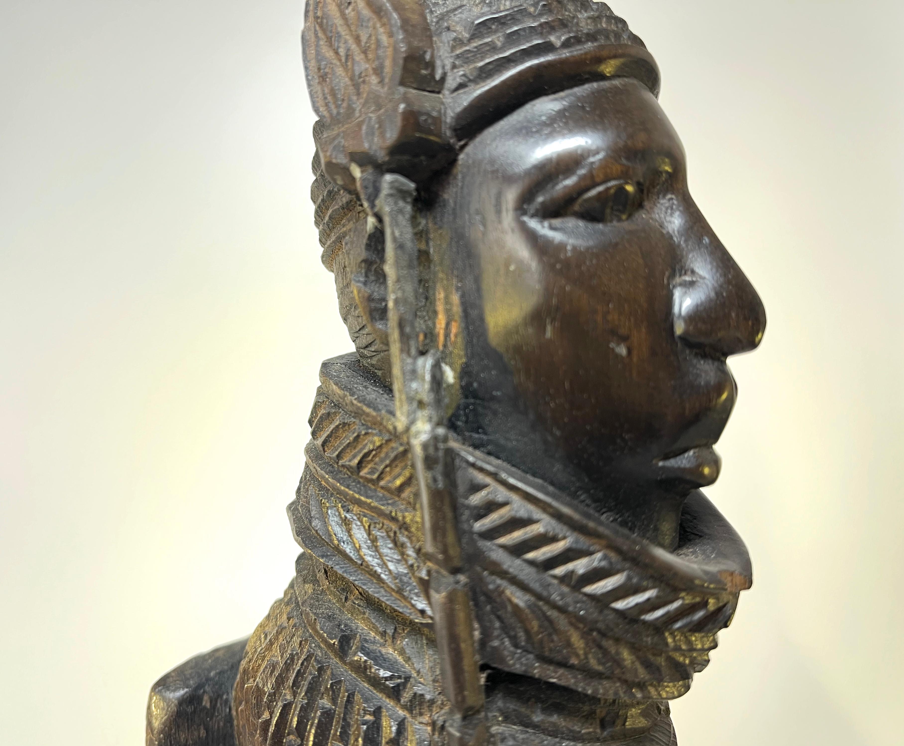 Paire de statuettes du roi Oba et de la reine de Benin en ébène sculptées à la main en Afrique de l'Ouest en vente 1