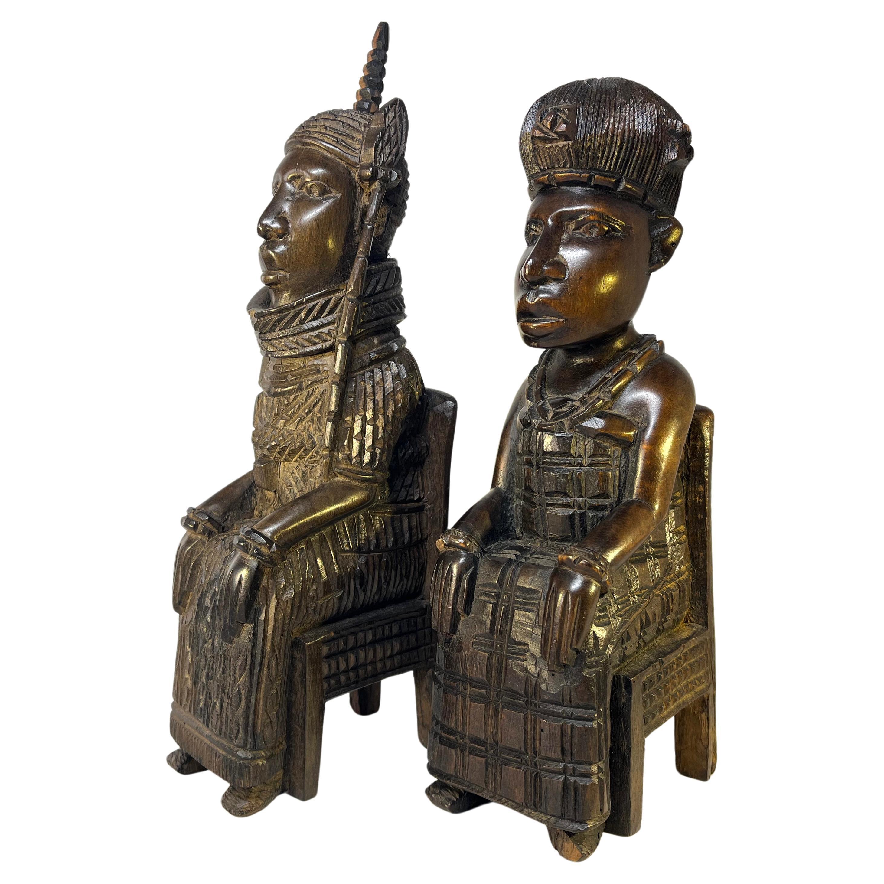 Le charme du roi Oba du Bénin et de sa reine. Magnifique paire de figurines en bois dur d'ébène sculptées à la main au Bénin.
Détails complexes sur chacune de ces superbes sculptures d'Afrique de l'Ouest 
Circa Mid 20th century
King Hauteur 11.75