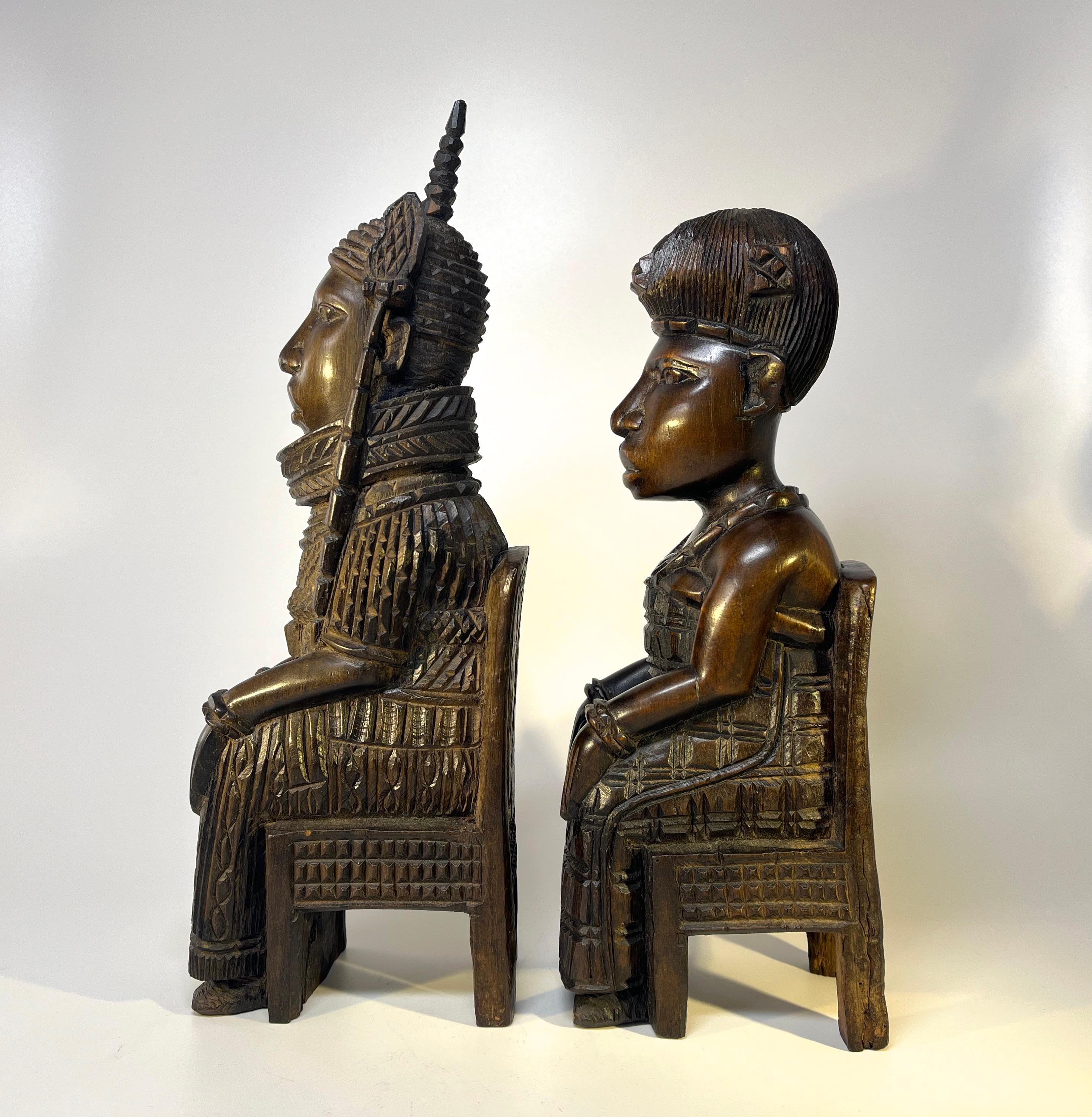 Benin König Oba und Königin, Paar handgeschnitzte sitzende Ebenholzfiguren Westafrika (Beninisch) im Angebot