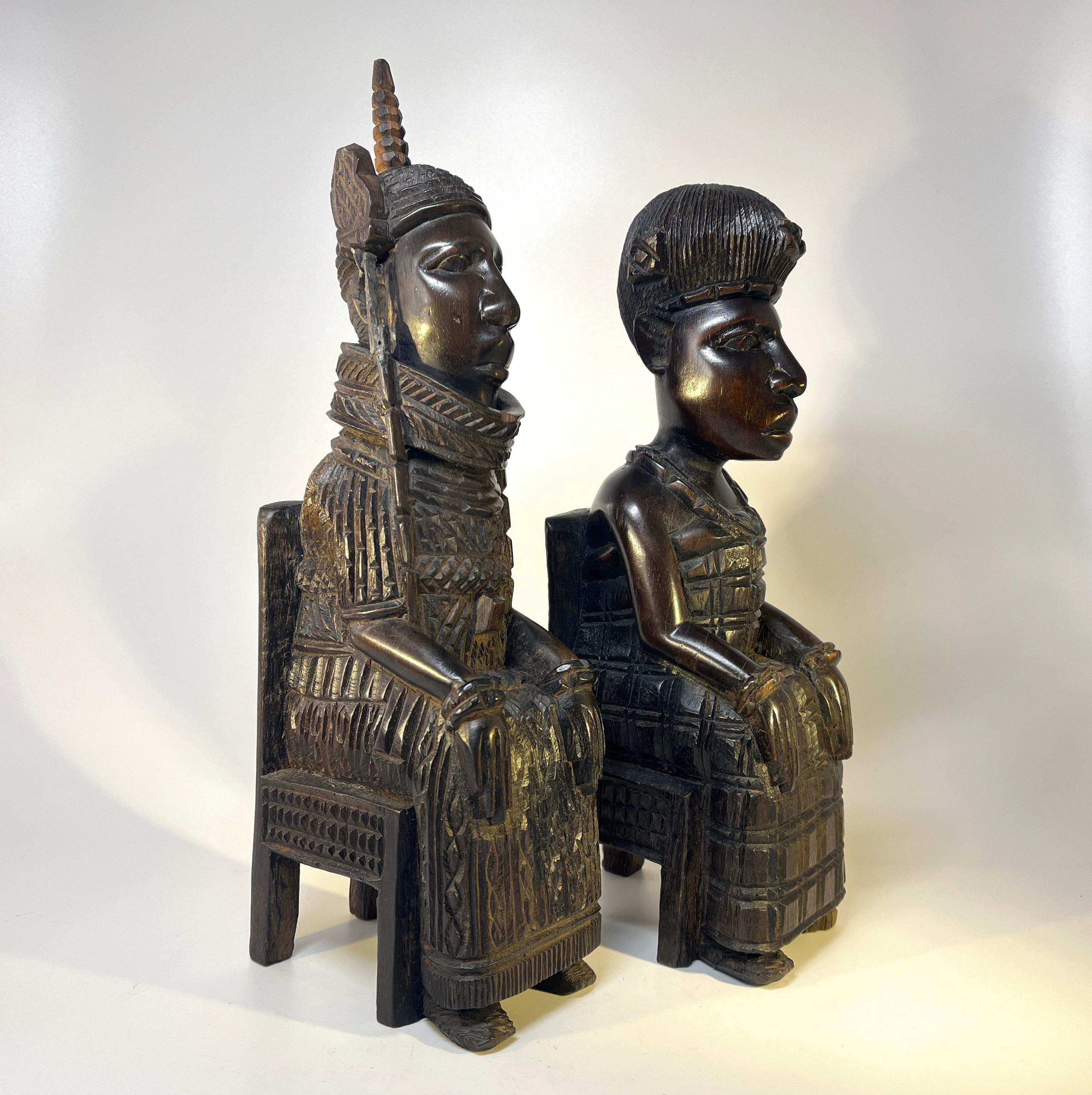 Tribal Paire de statuettes du roi Oba et de la reine de Benin en ébène sculptées à la main en Afrique de l'Ouest en vente