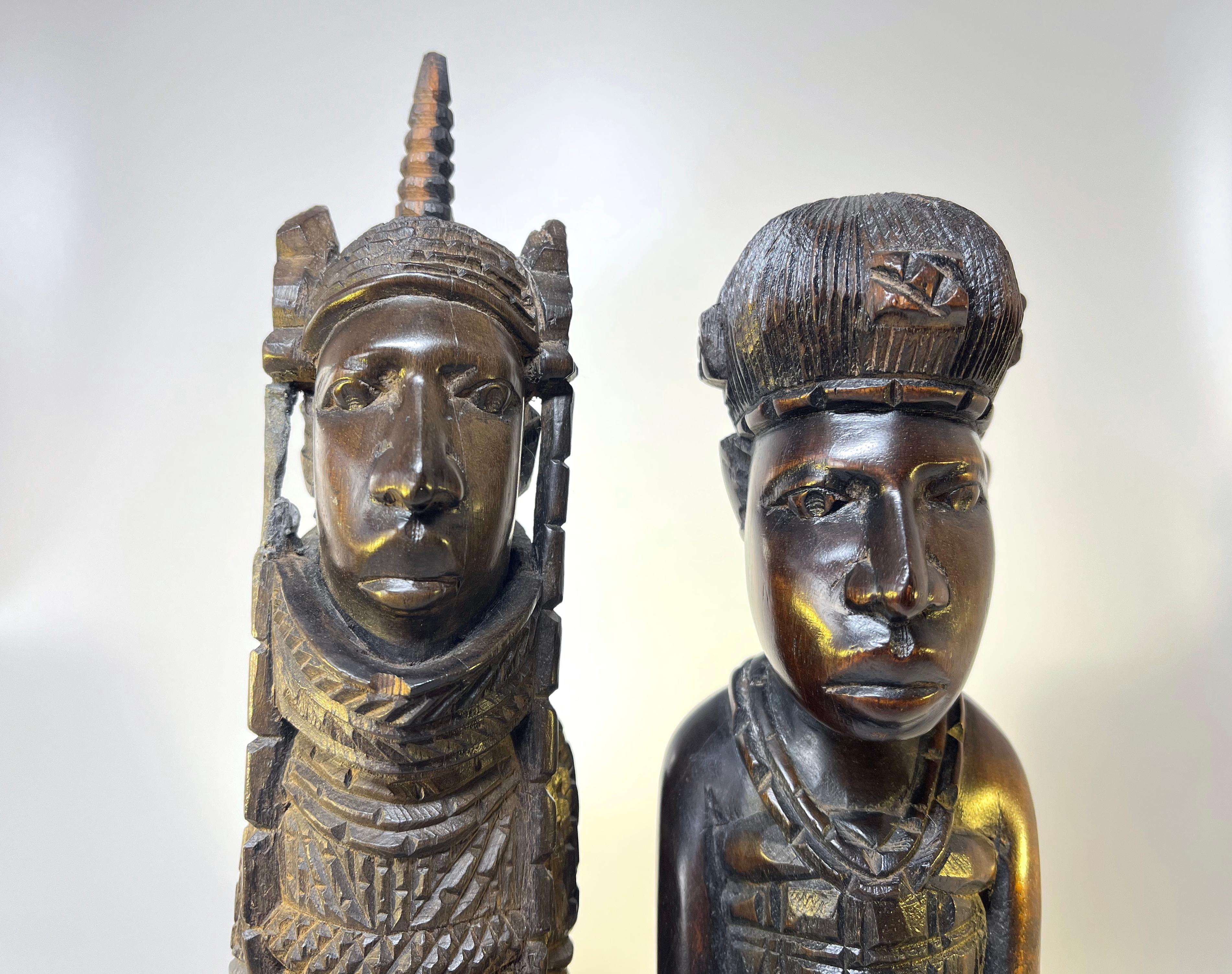 Sculpté à la main Paire de statuettes du roi Oba et de la reine de Benin en ébène sculptées à la main en Afrique de l'Ouest en vente