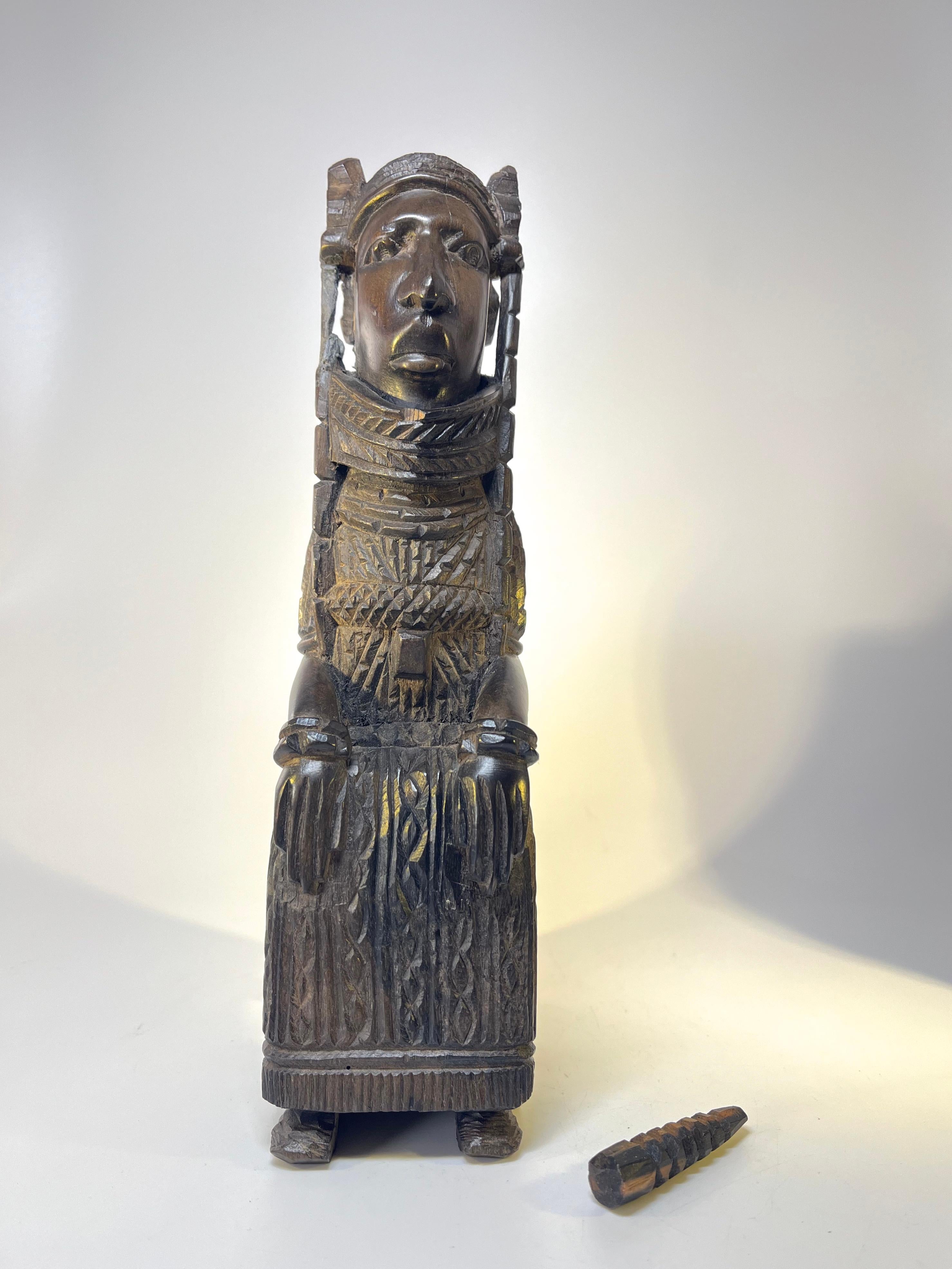 Paire de statuettes du roi Oba et de la reine de Benin en ébène sculptées à la main en Afrique de l'Ouest Bon état - En vente à Rothley, Leicestershire