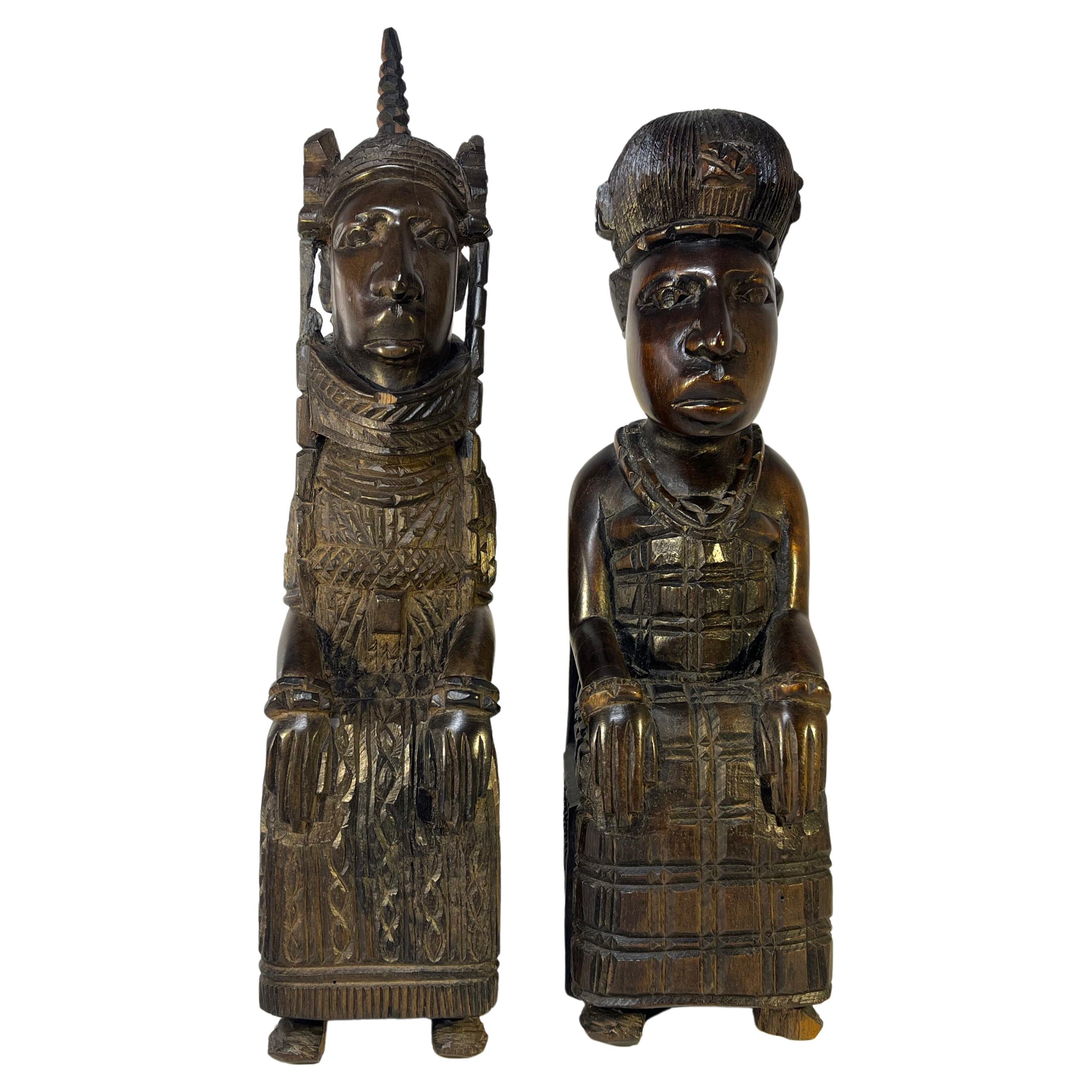 Paire de statuettes du roi Oba et de la reine de Benin en ébène sculptées à la main en Afrique de l'Ouest en vente