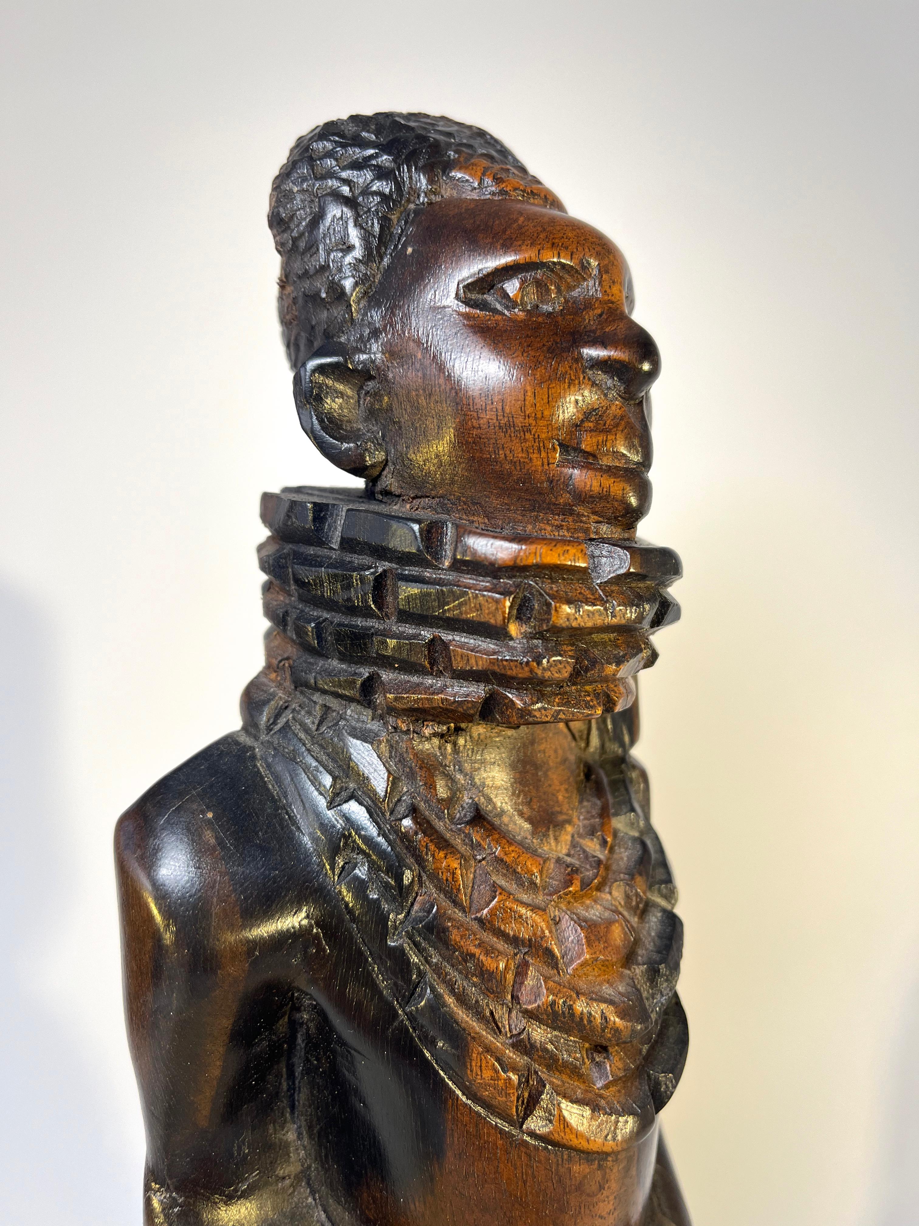 Sculpté à la main Sculpture en ébène du Royaume de Benin d'un jeune roi Oba, Nigeria en vente