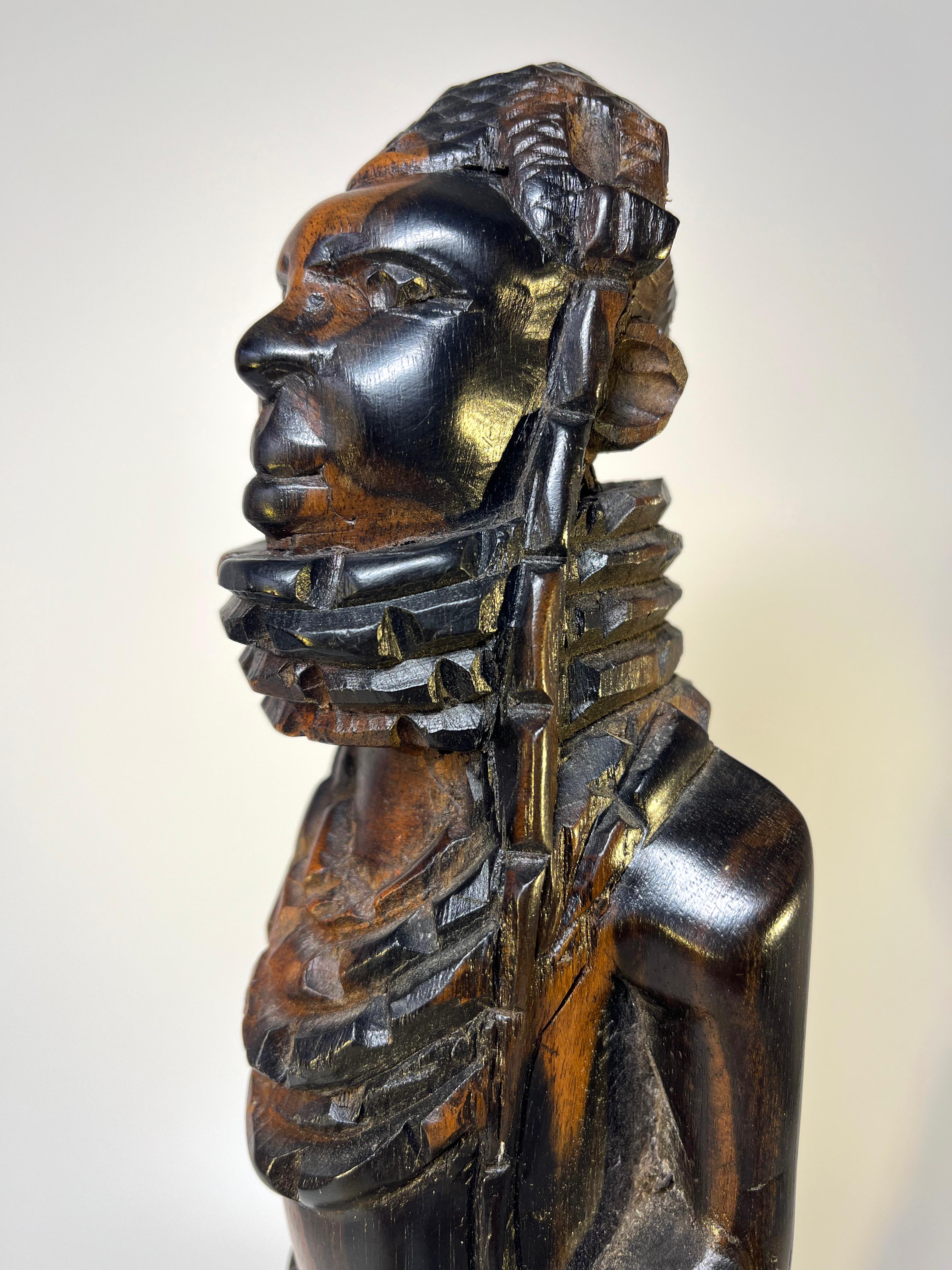 20ième siècle Sculpture en ébène du Royaume de Benin d'un jeune roi Oba, Nigeria en vente
