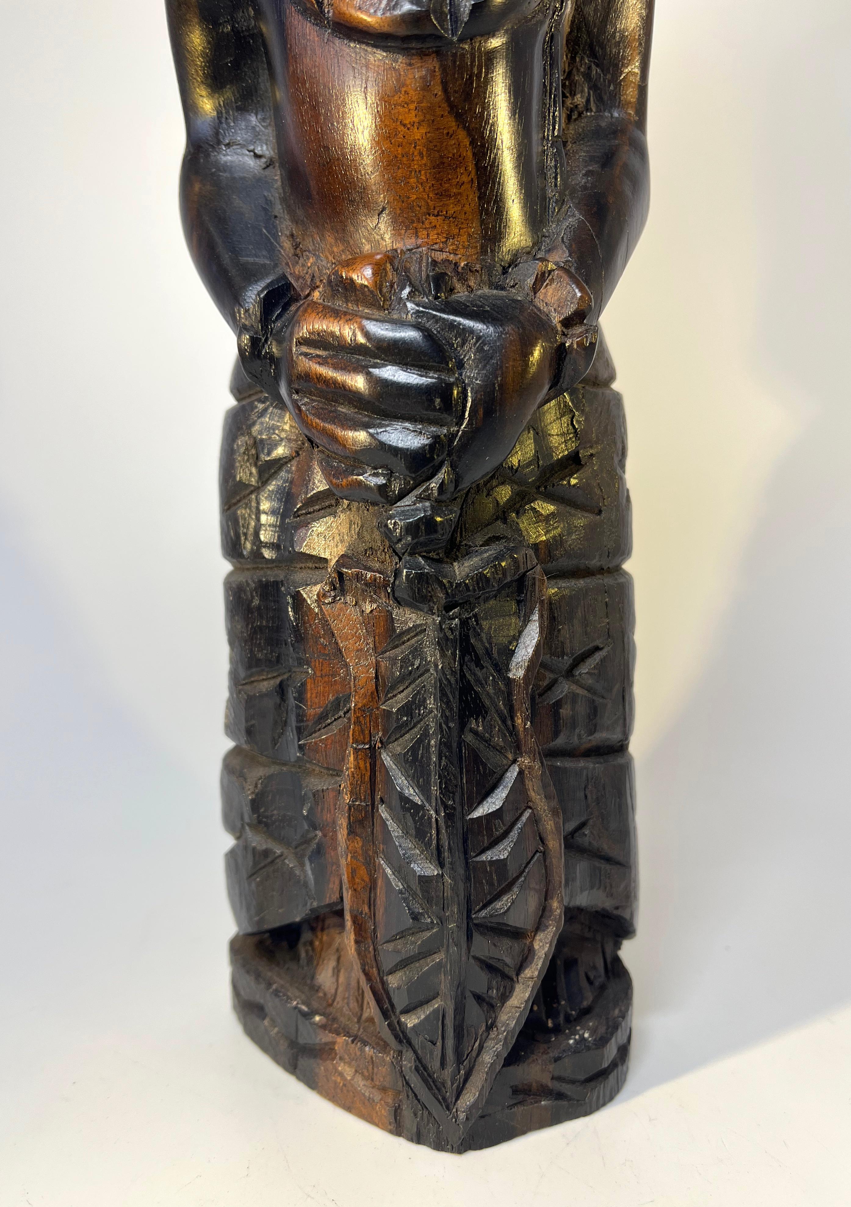 Ébène Sculpture en ébène du Royaume de Benin d'un jeune roi Oba, Nigeria en vente