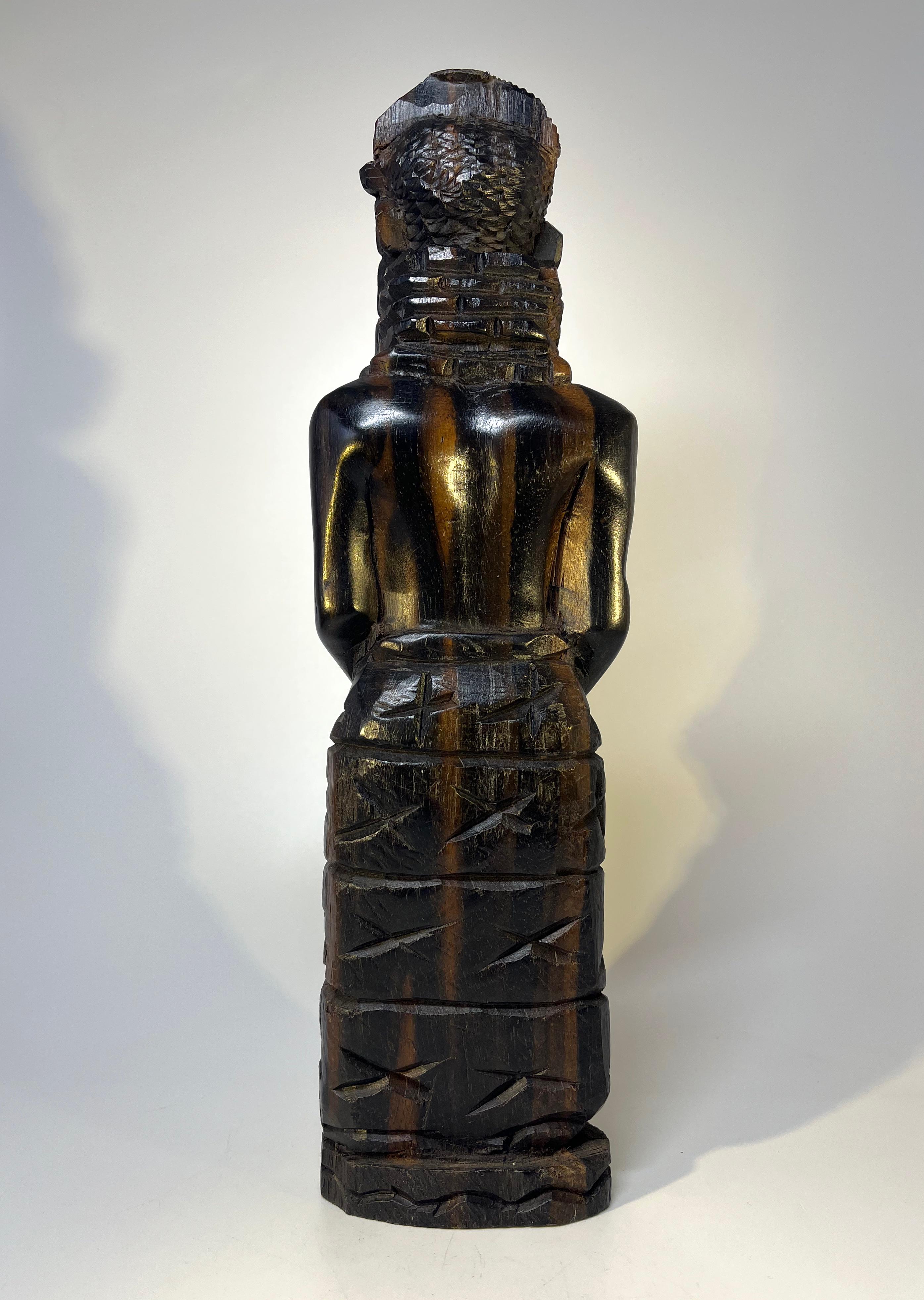 Sculpture en ébène du Royaume de Benin d'un jeune roi Oba, Nigeria en vente 1