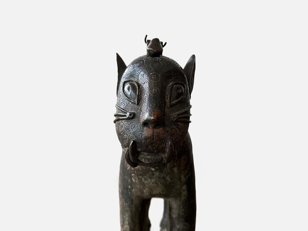 Benin „Nigeria“ Bronze-Skulptur eines stehenden Leoparden aus Bronze im Angebot 3