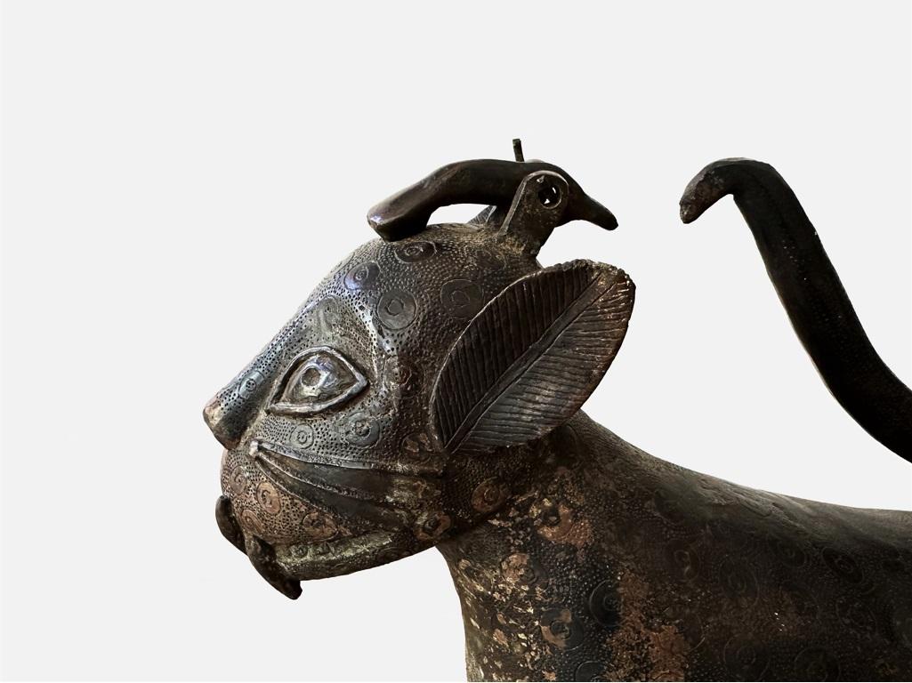 Benin „Nigeria“ Bronze-Skulptur eines stehenden Leoparden aus Bronze (Stammeskunst) im Angebot