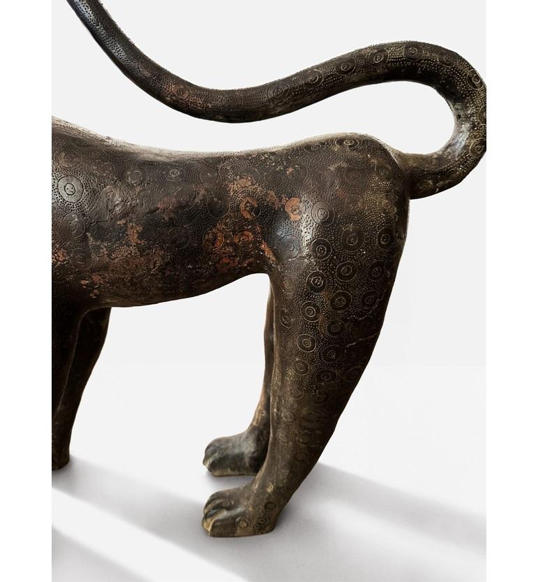 Benin „Nigeria“ Bronze-Skulptur eines stehenden Leoparden aus Bronze (Afrikanisch) im Angebot