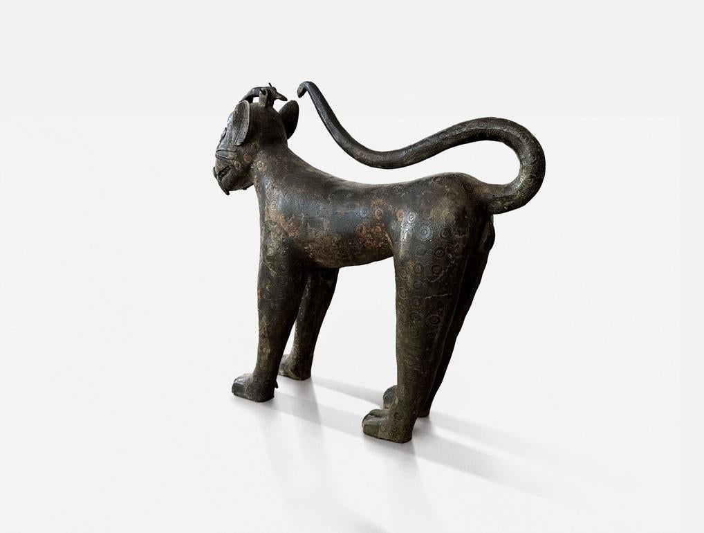Benin „Nigeria“ Bronze-Skulptur eines stehenden Leoparden aus Bronze (20. Jahrhundert) im Angebot