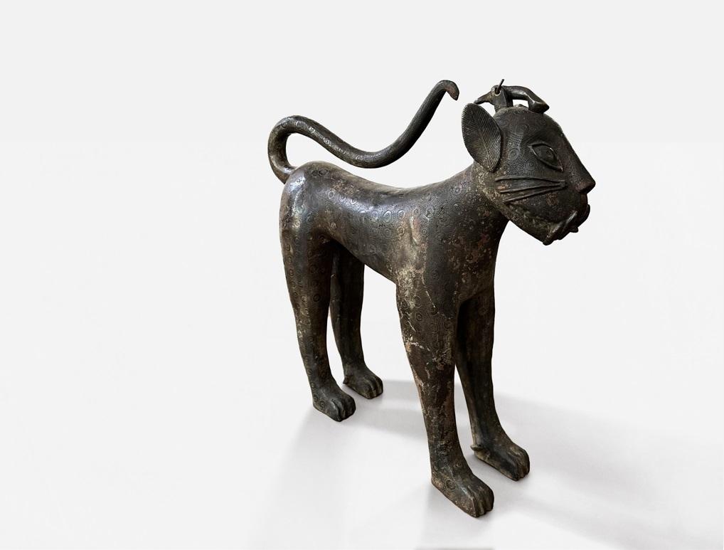Benin „Nigeria“ Bronze-Skulptur eines stehenden Leoparden aus Bronze im Angebot 1