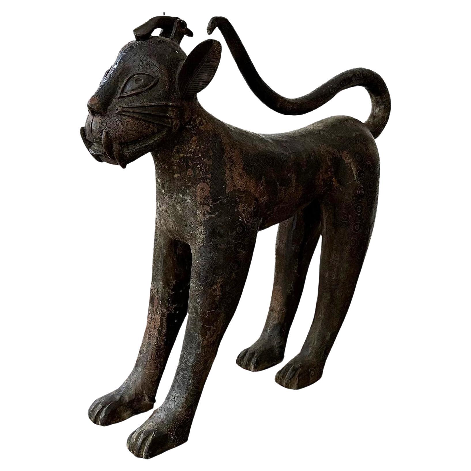 Benin „Nigeria“ Bronze-Skulptur eines stehenden Leoparden aus Bronze im Angebot