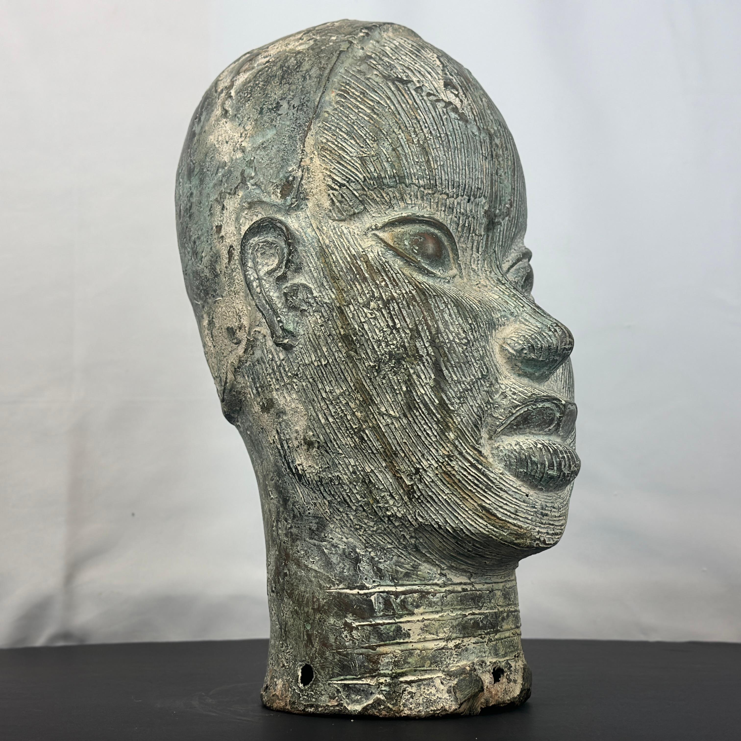 Tête en bronze patiné du Bénin en vente 6