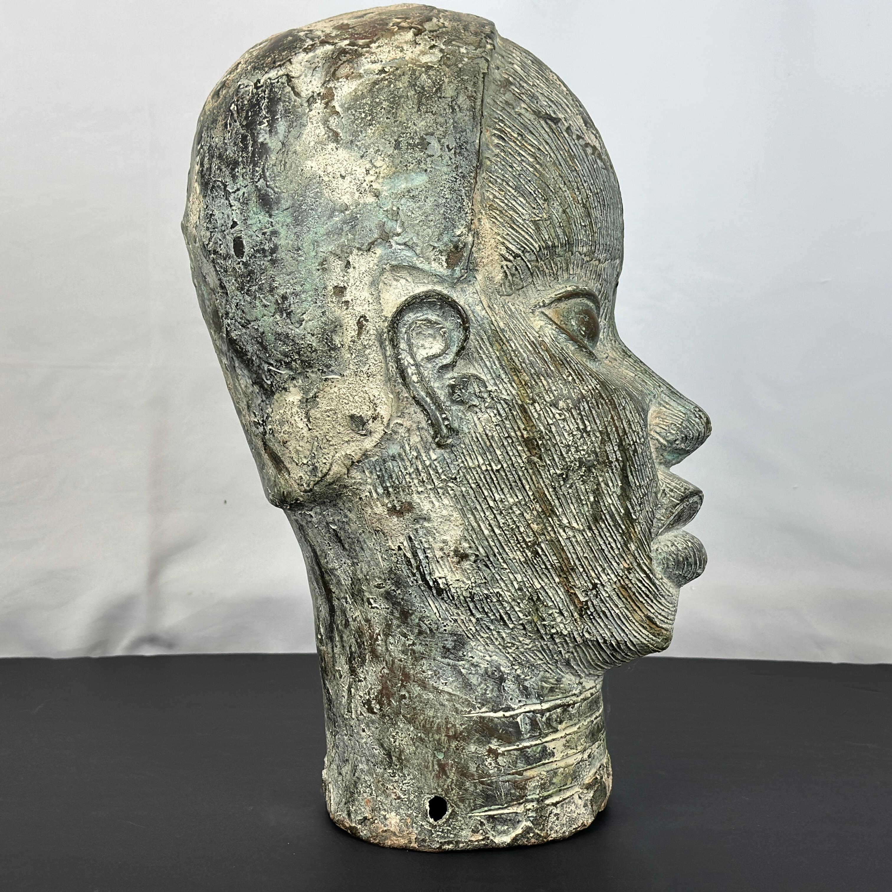 Béninois Tête en bronze patiné du Bénin en vente