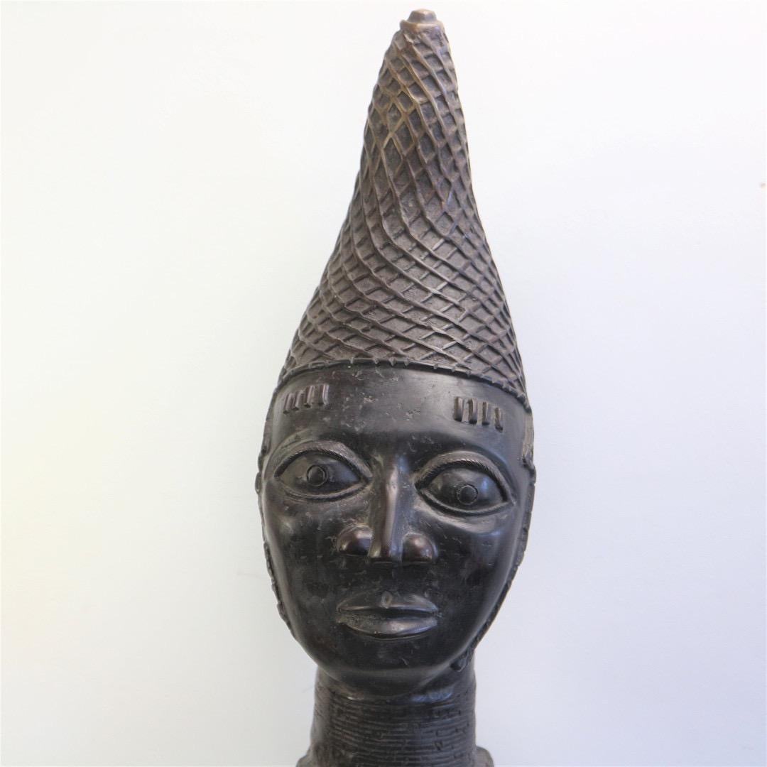 Béninois Tête de reine en bronze de style béninois, Nigeria, 20e siècle en vente