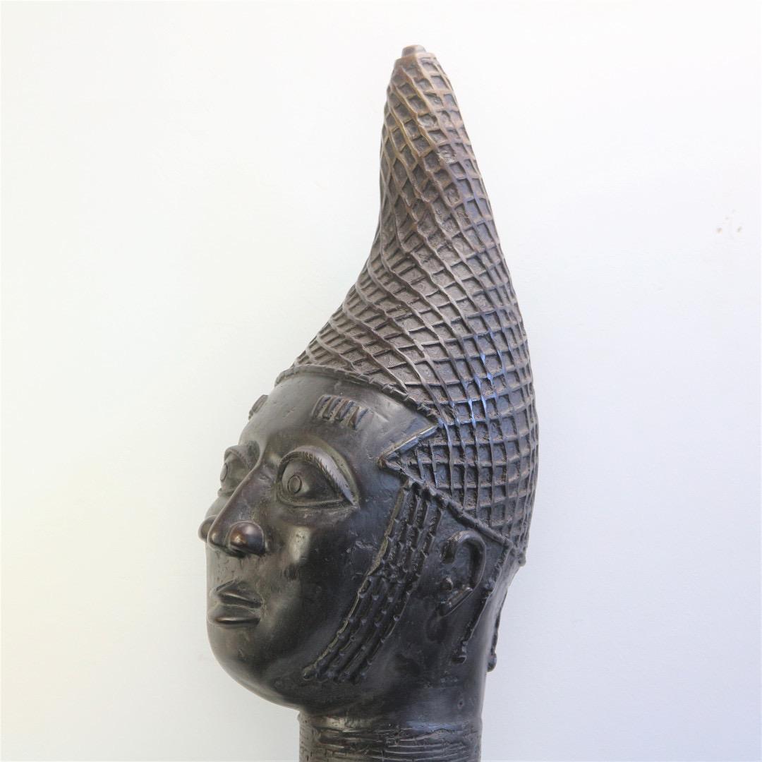 Moulage Tête de reine en bronze de style béninois, Nigeria, 20e siècle en vente
