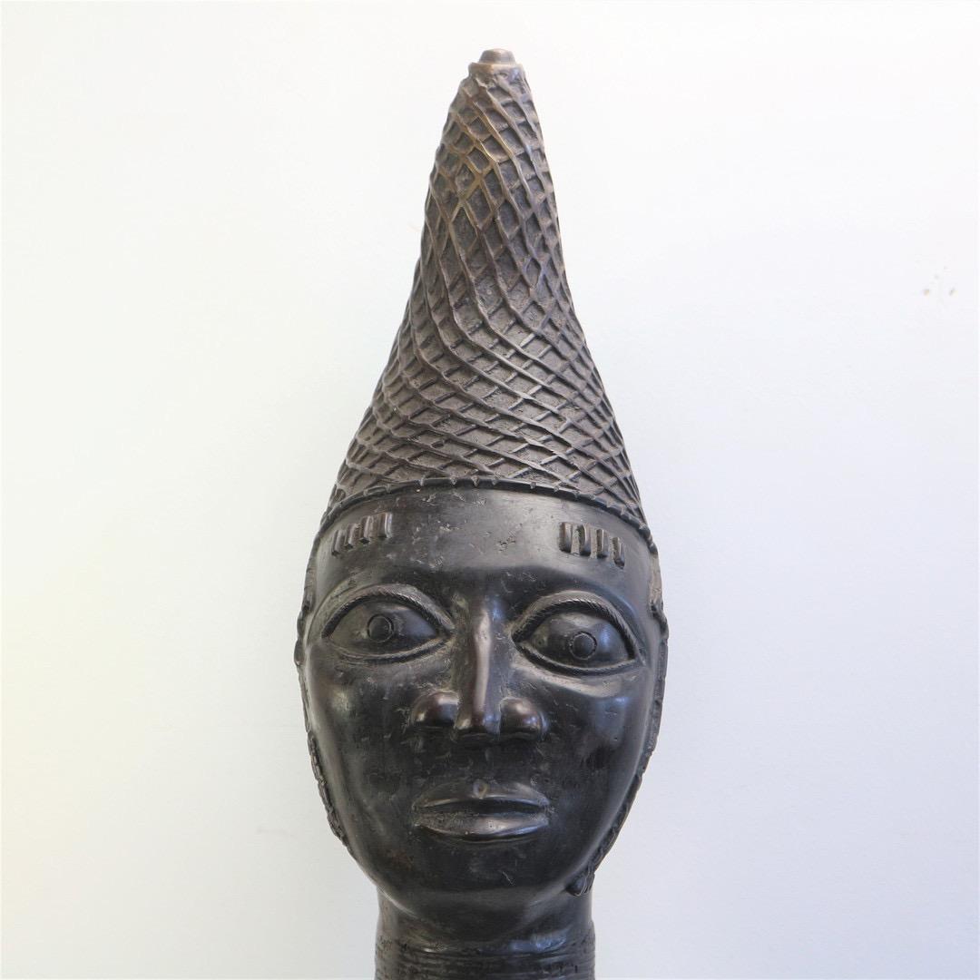 Tête de reine en bronze de style béninois, Nigeria, 20e siècle Bon état - En vente à Basel, BS
