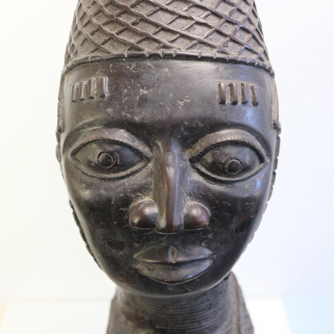 20ième siècle Tête de reine en bronze de style béninois, Nigeria, 20e siècle en vente