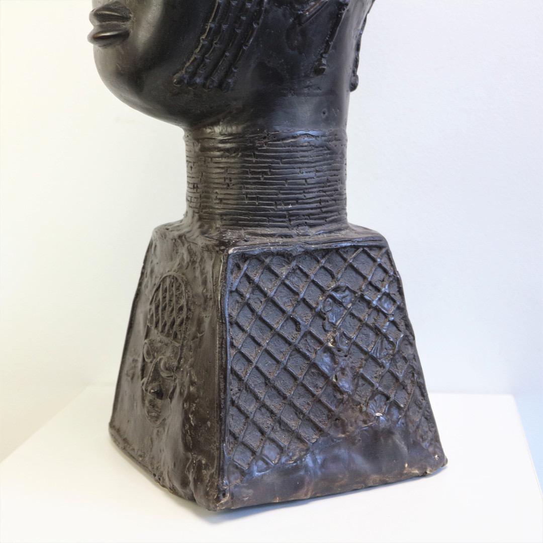 Tête de reine en bronze de style béninois, Nigeria, 20e siècle en vente 1