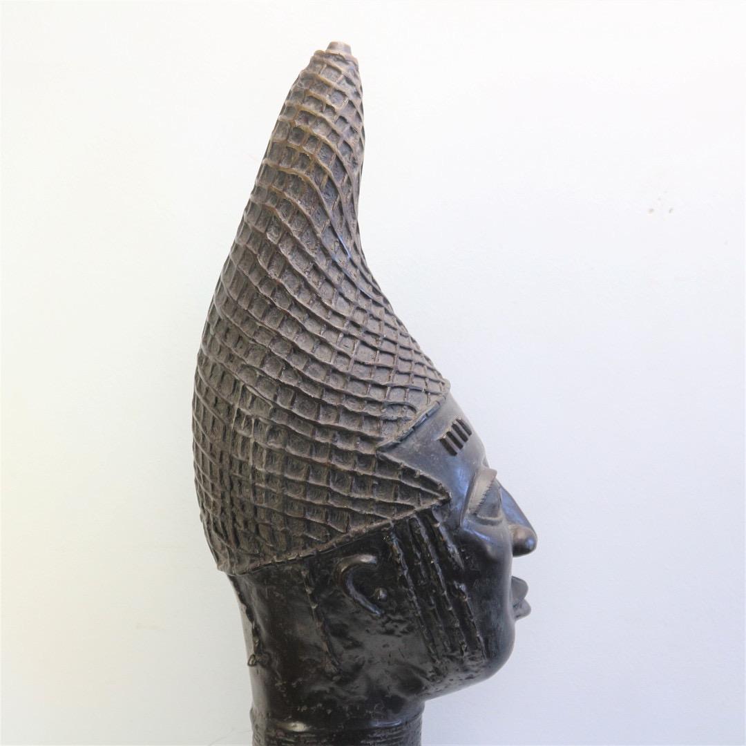 Tête de reine en bronze de style béninois, Nigeria, 20e siècle en vente 2