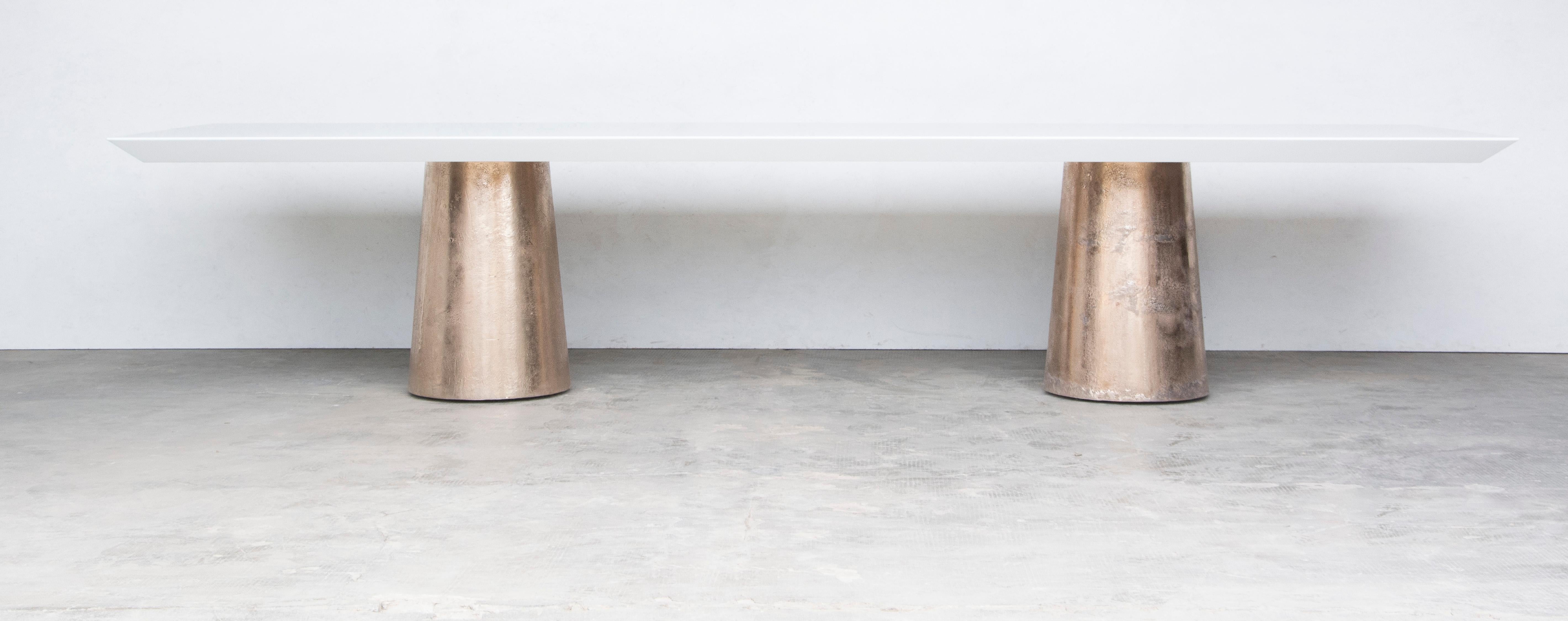 Moderne Table de salle à manger Benino à deux piédestaux laqués à l'huile et moulés sur mesure en vente