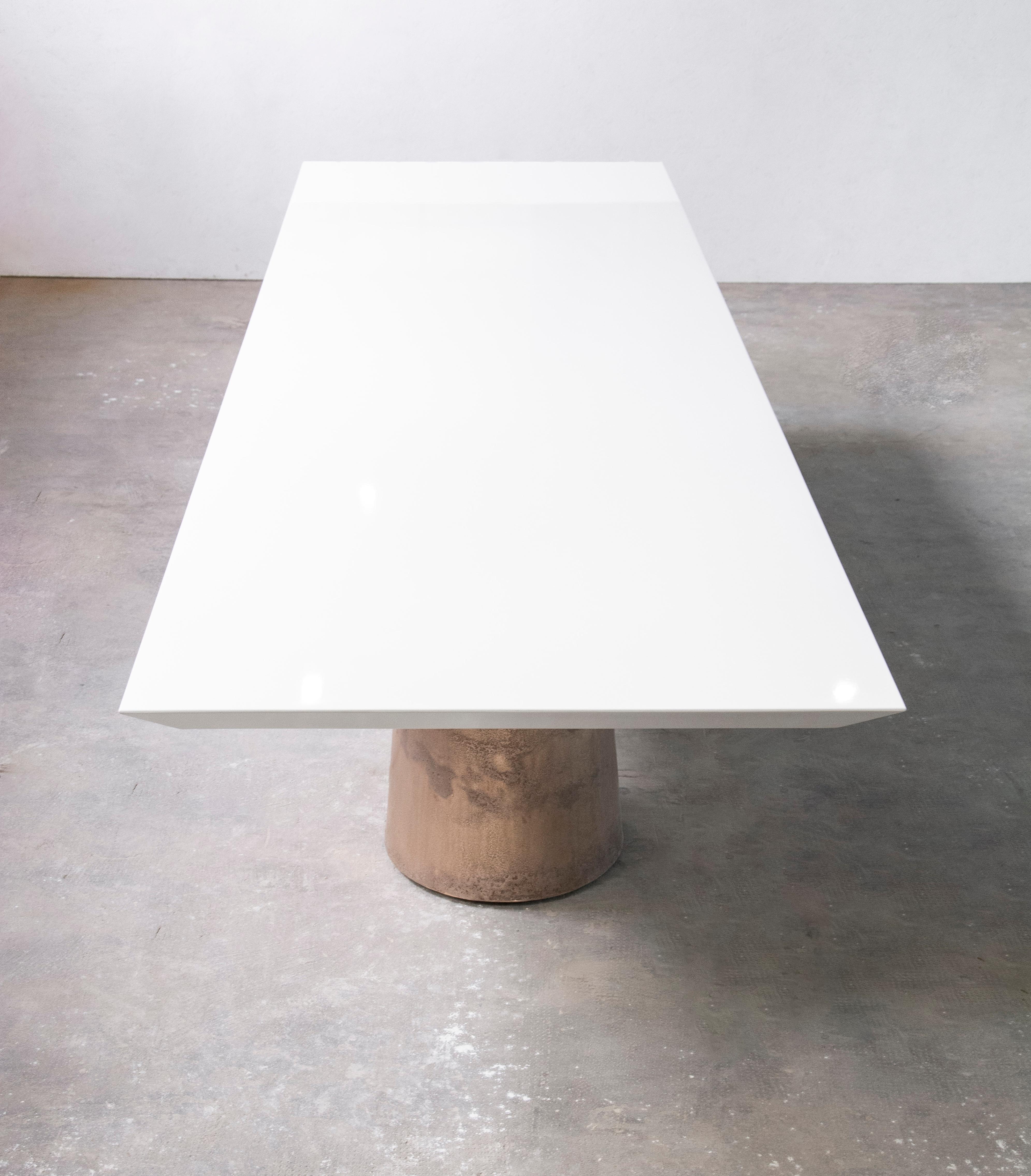 Argentin Table de salle à manger Benino à deux piédestaux laqués à l'huile et moulés sur mesure en vente