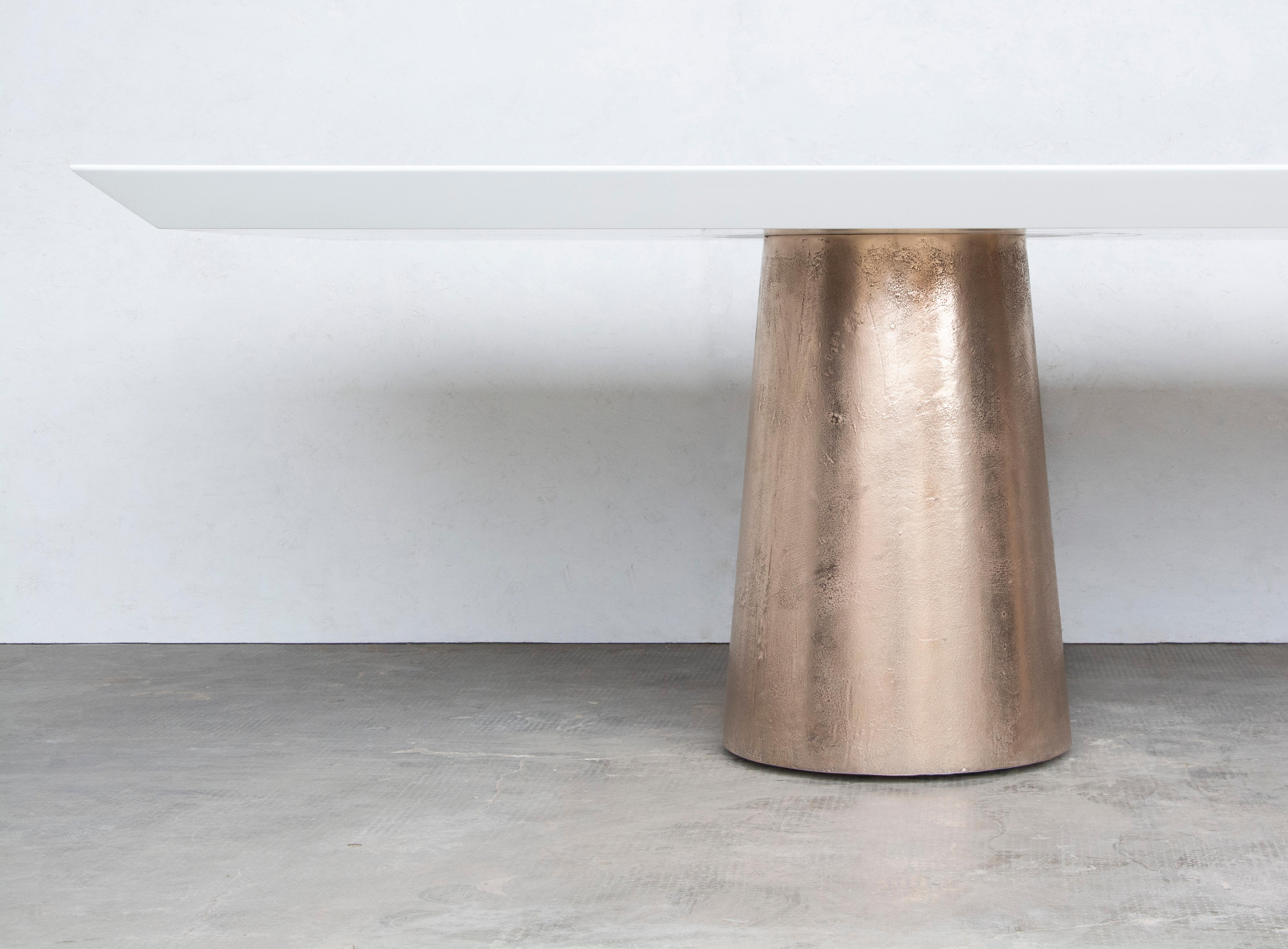 Table de salle à manger Benino à deux piédestaux laqués à l'huile et moulés sur mesure Neuf - En vente à New York, NY