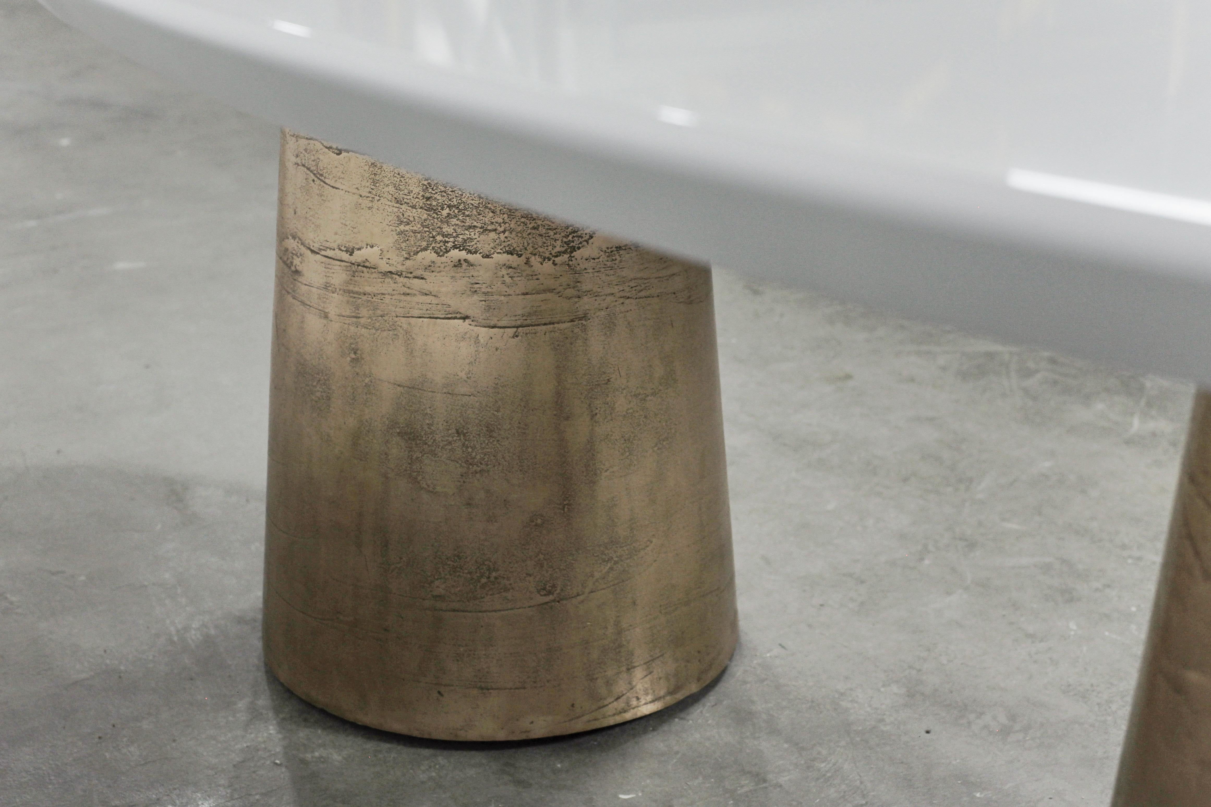 Bronze Table de salle à manger Benino à deux piédestaux laqués à l'huile et moulés sur mesure en vente