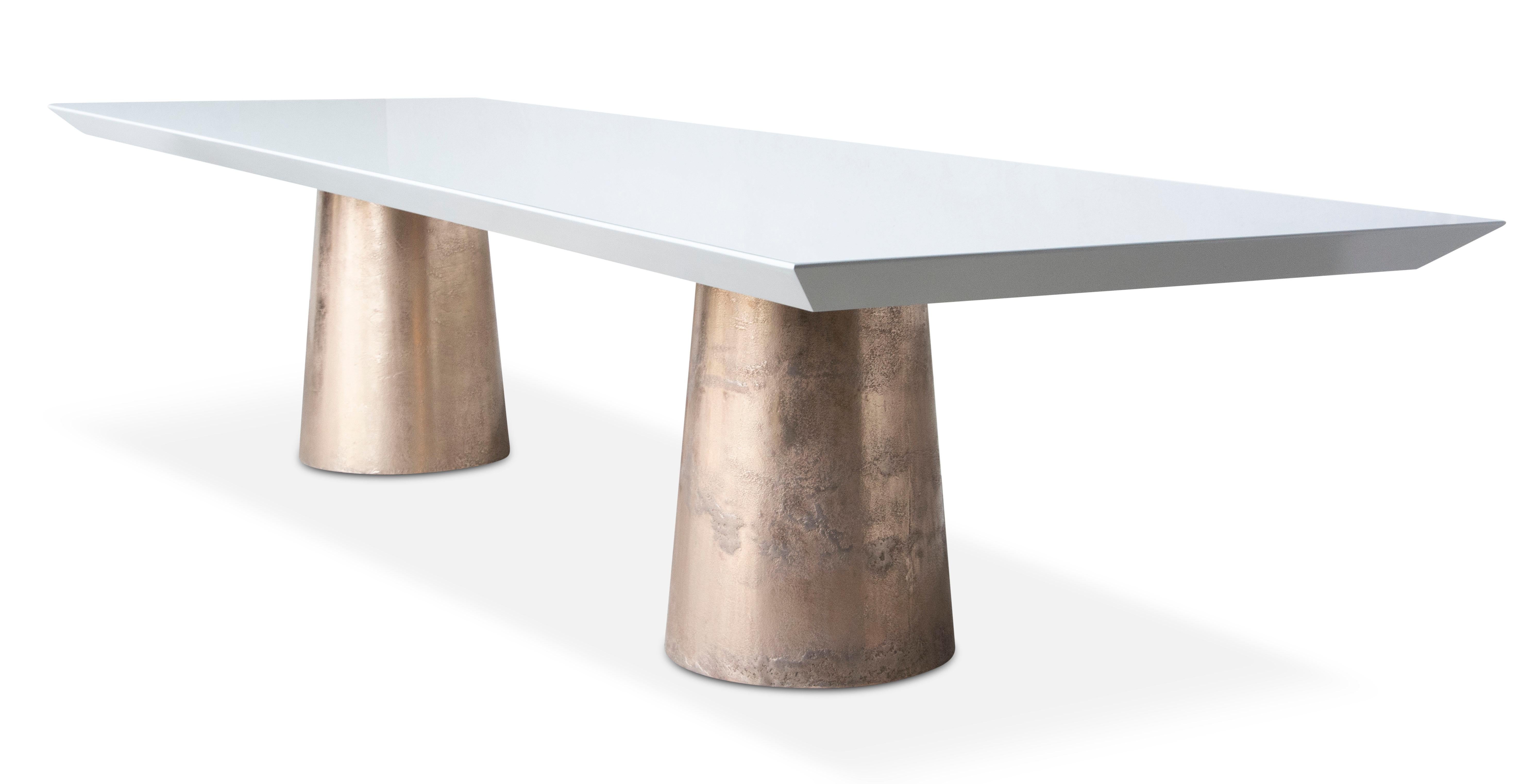  Individuell lackierter ovaler Esstisch aus gegossener Bronze mit zwei Sockeln, Benino
