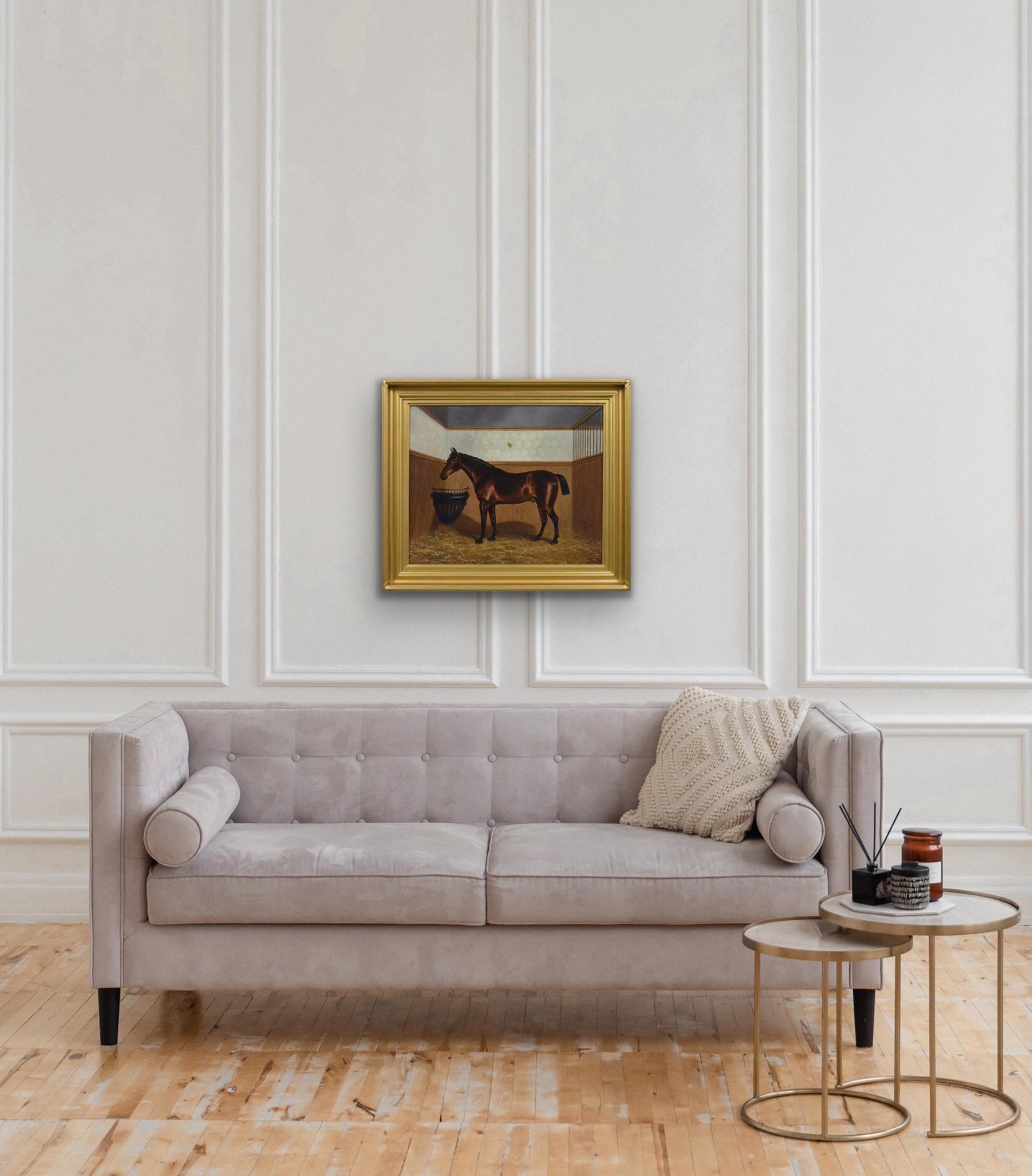 Peinture à l'huile du 19e siècle représentant un cheval bai dans une écurie en vente 3